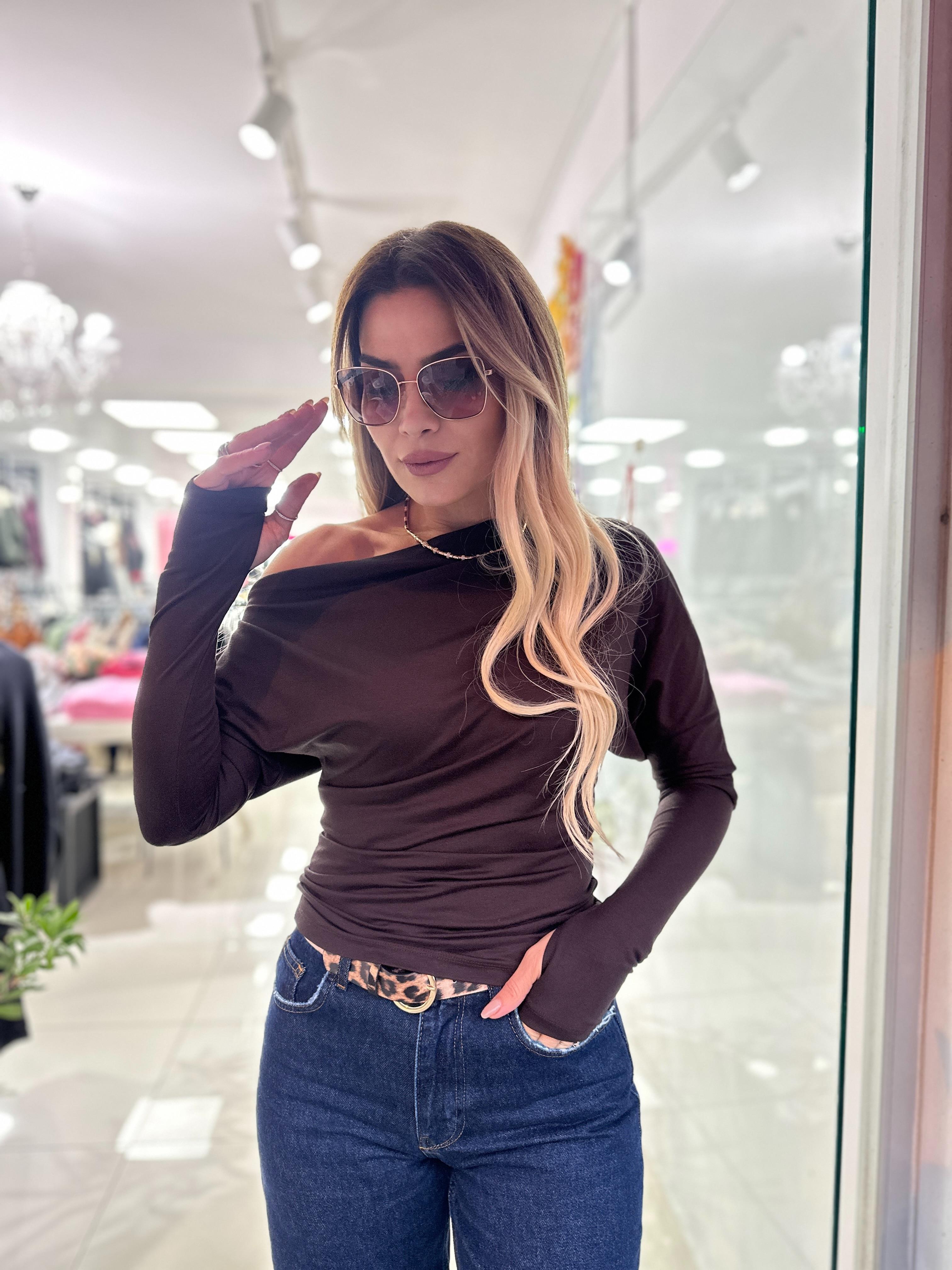Parmak Detaylı Asimetrik Yaka Bluz 