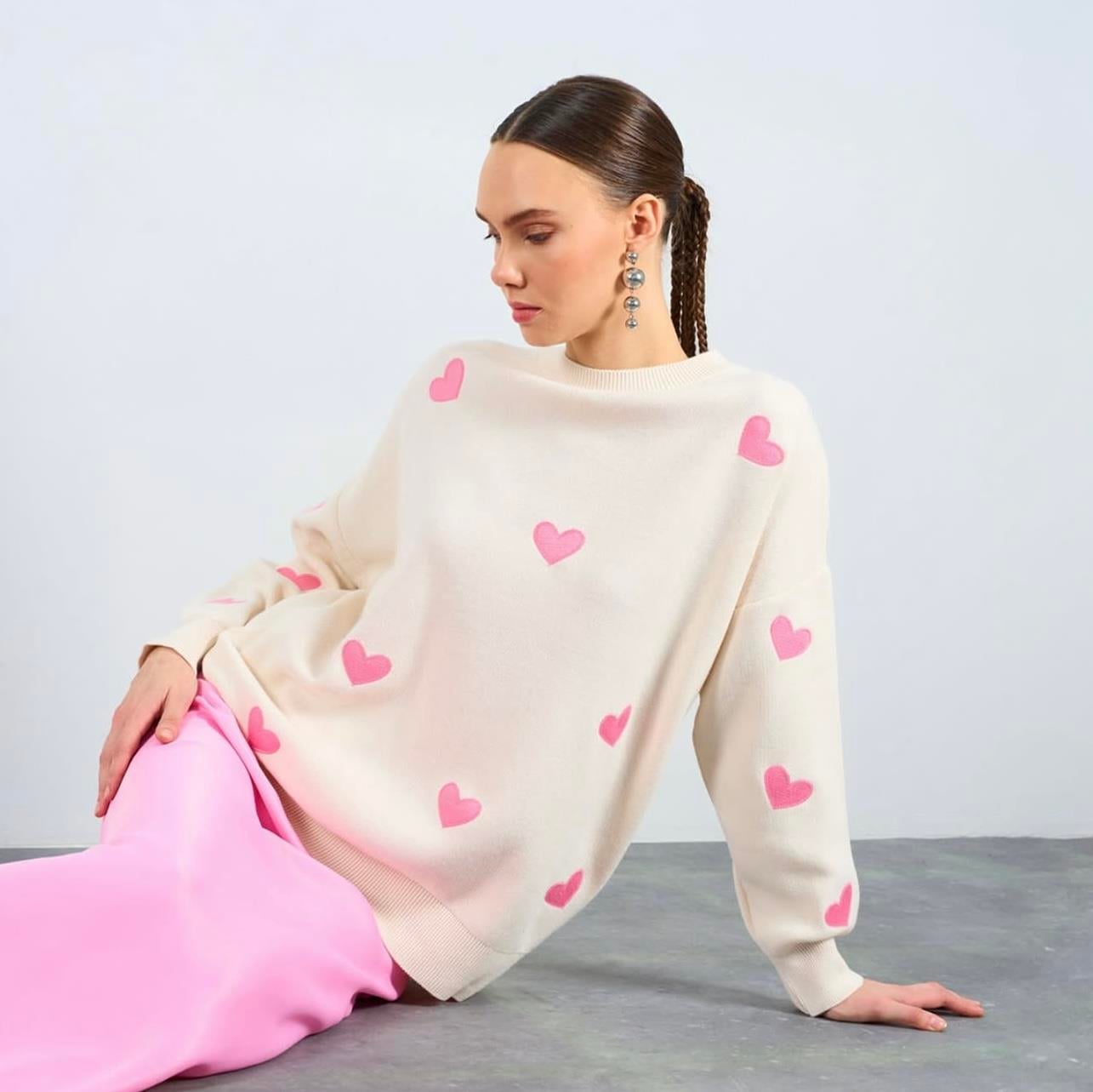 Pembe Kalp Nakışlı Ekru Kazak 