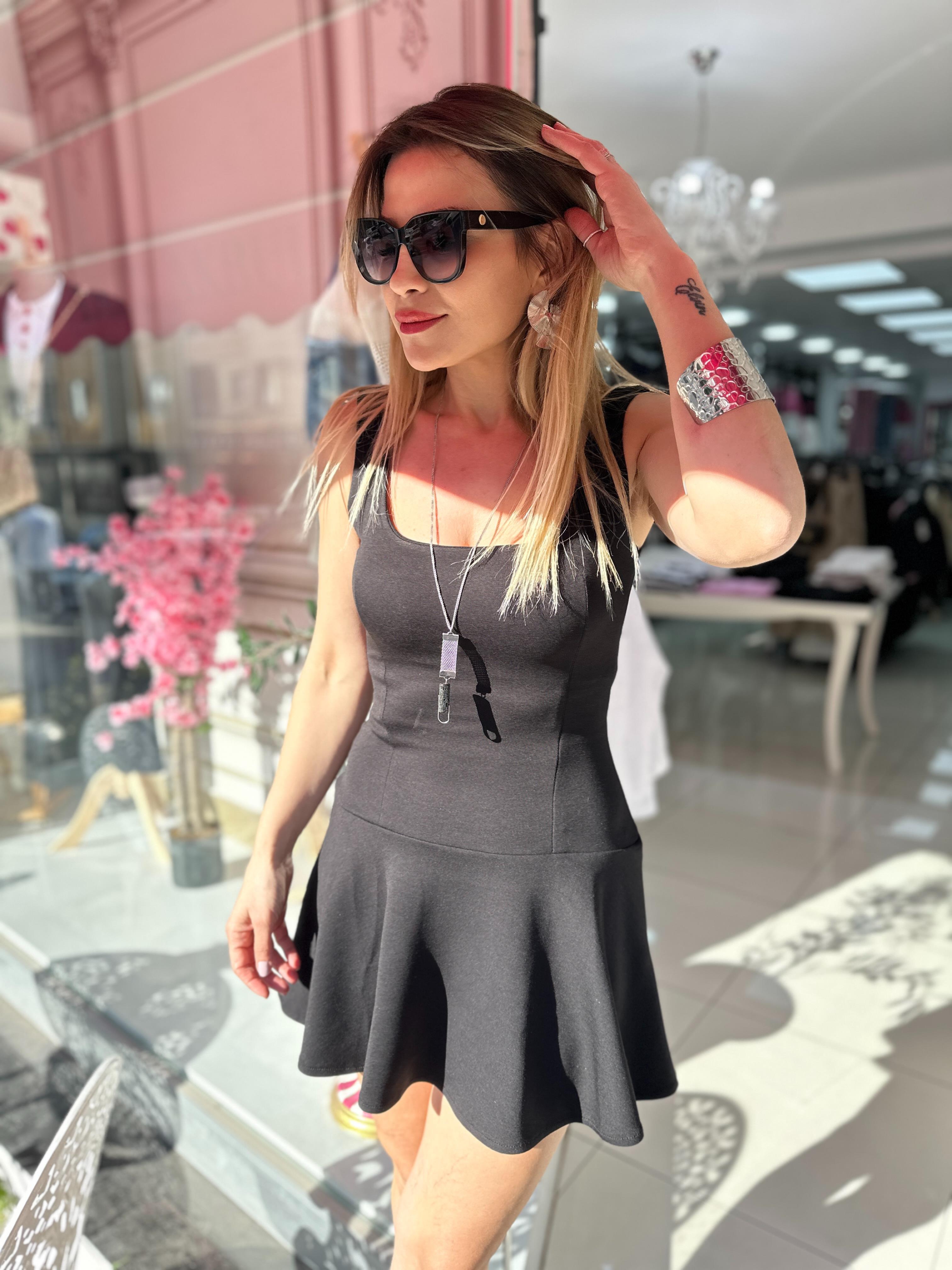 Siyah Eteği Volanlı Elbise 