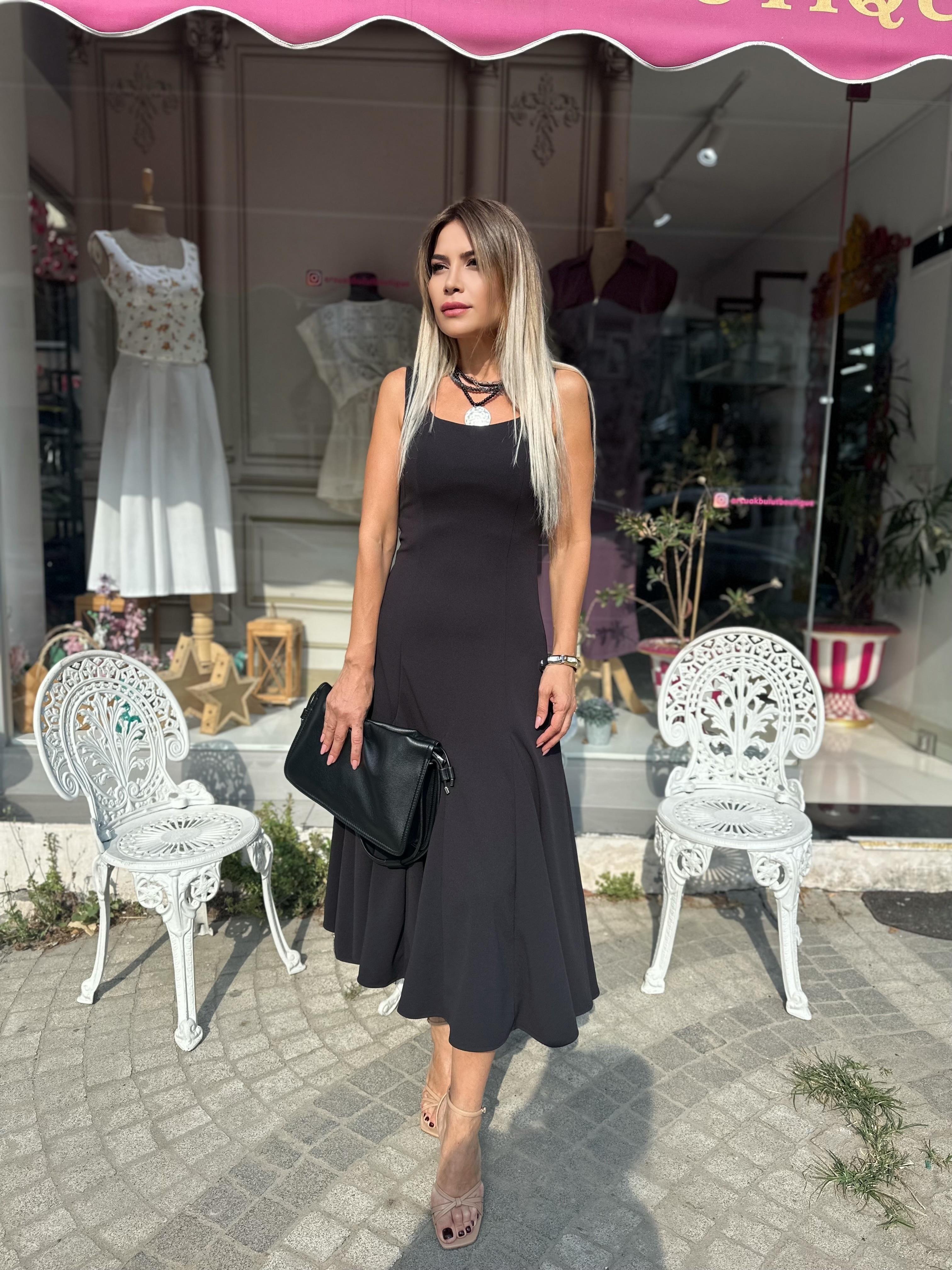Siyah Eteği Volanlı Midi Elbise