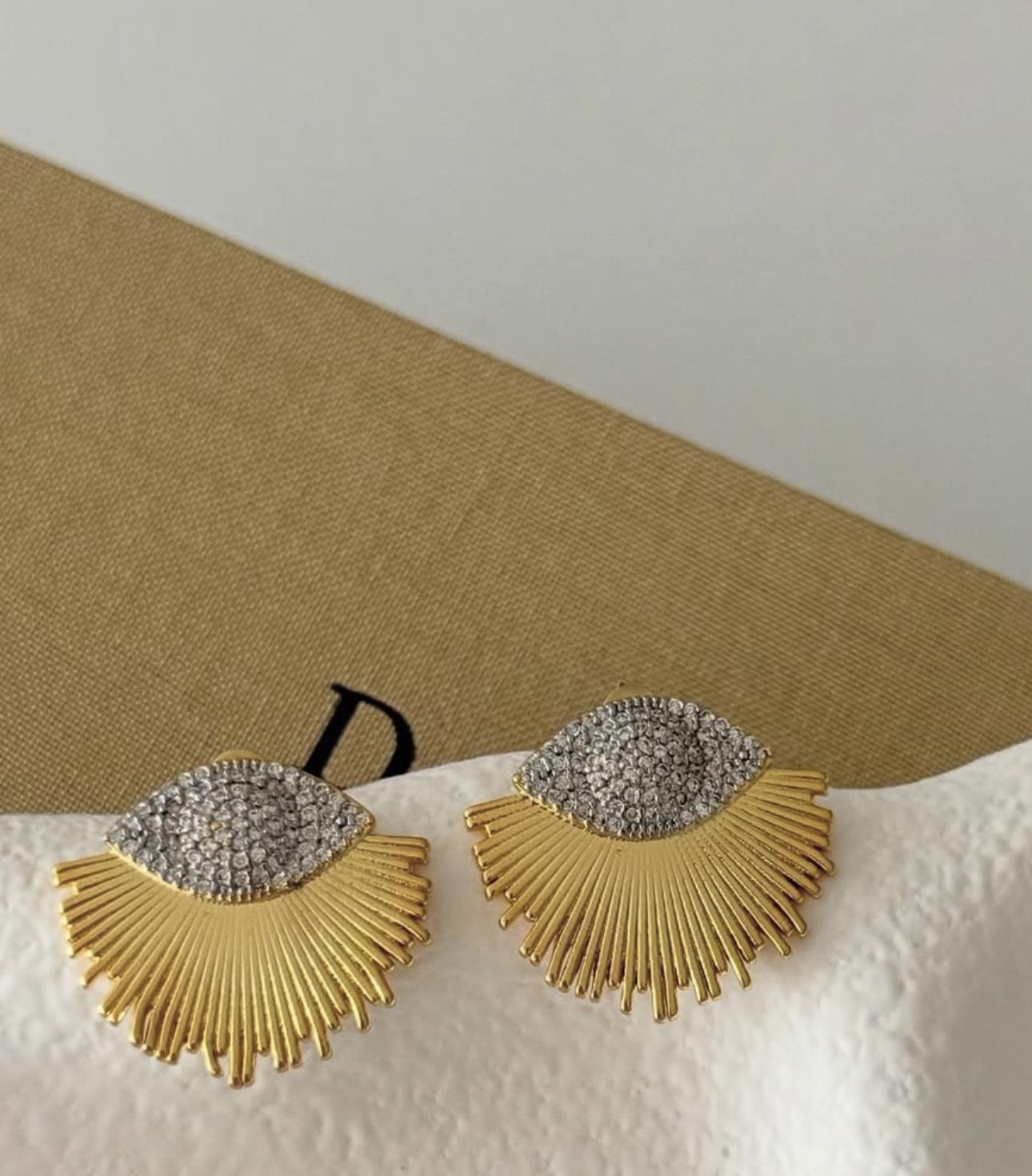 Taşlı Yelpaze Küpe