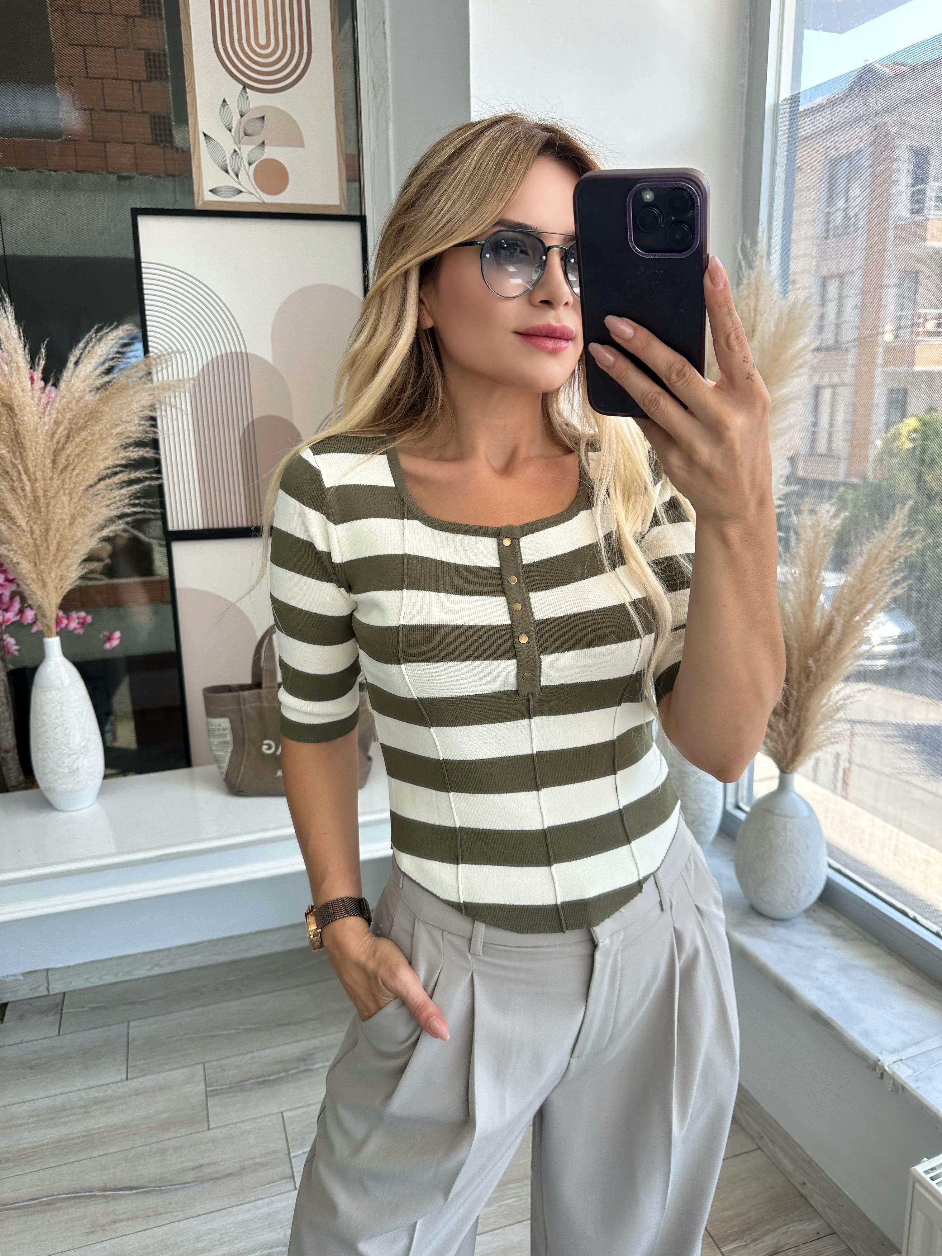 Yeşil Çizgili Düğme Detaylı Triko 