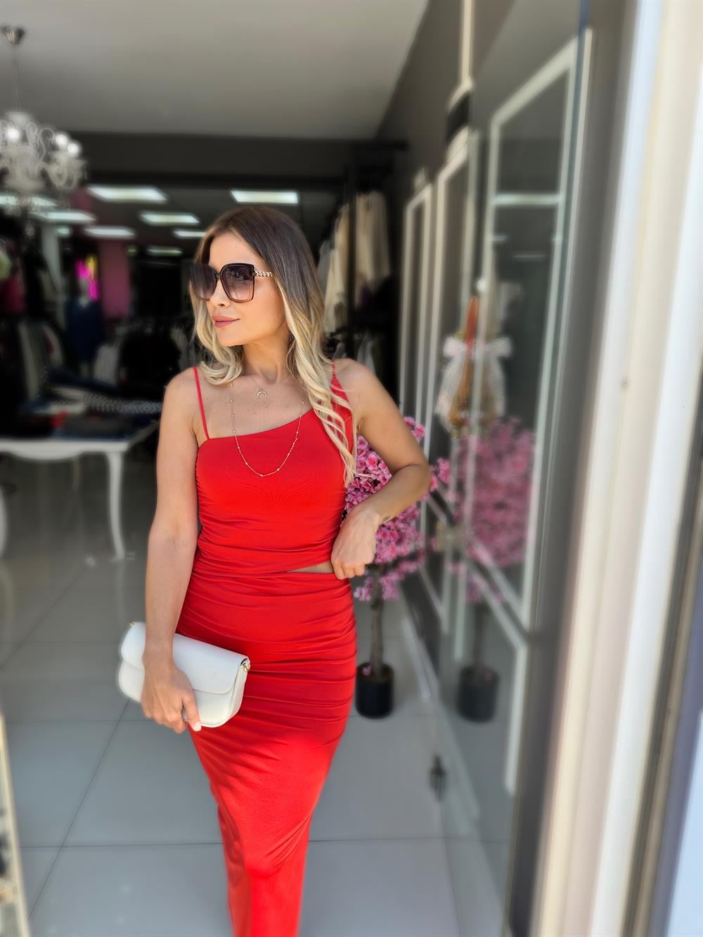 Asimetrik Pencere Detaylı Kırmızı Elbise 