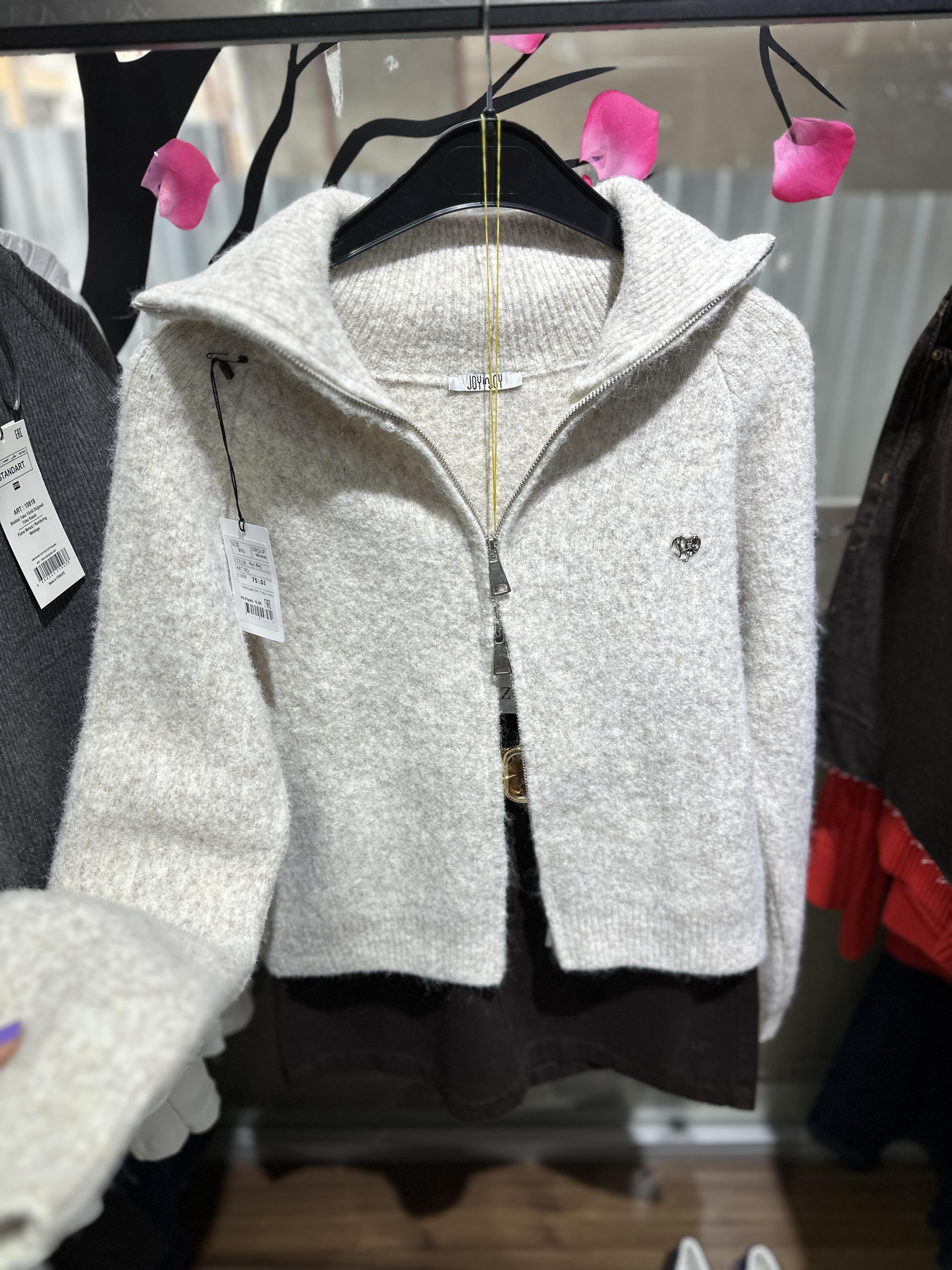 Bej Fermuarlı Dik Yaka Hırka 