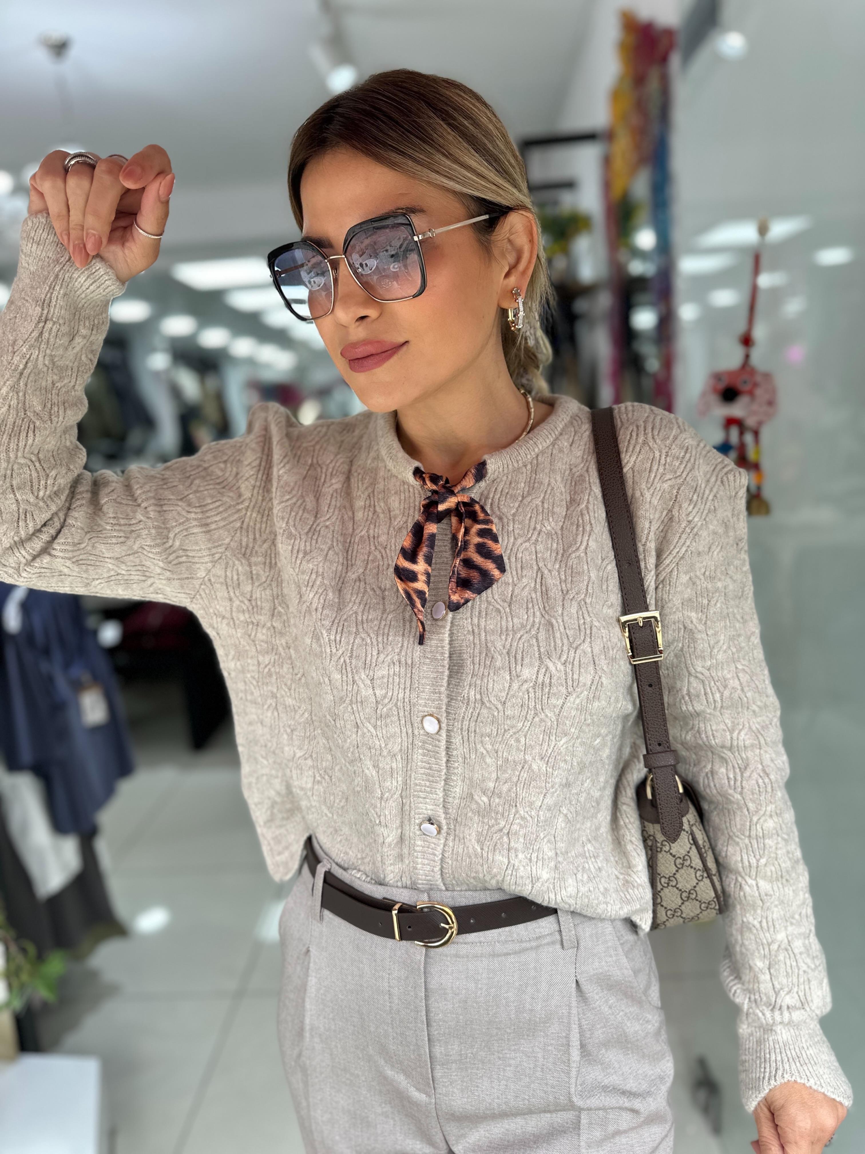 Bej Fularlı Düz Hırka 