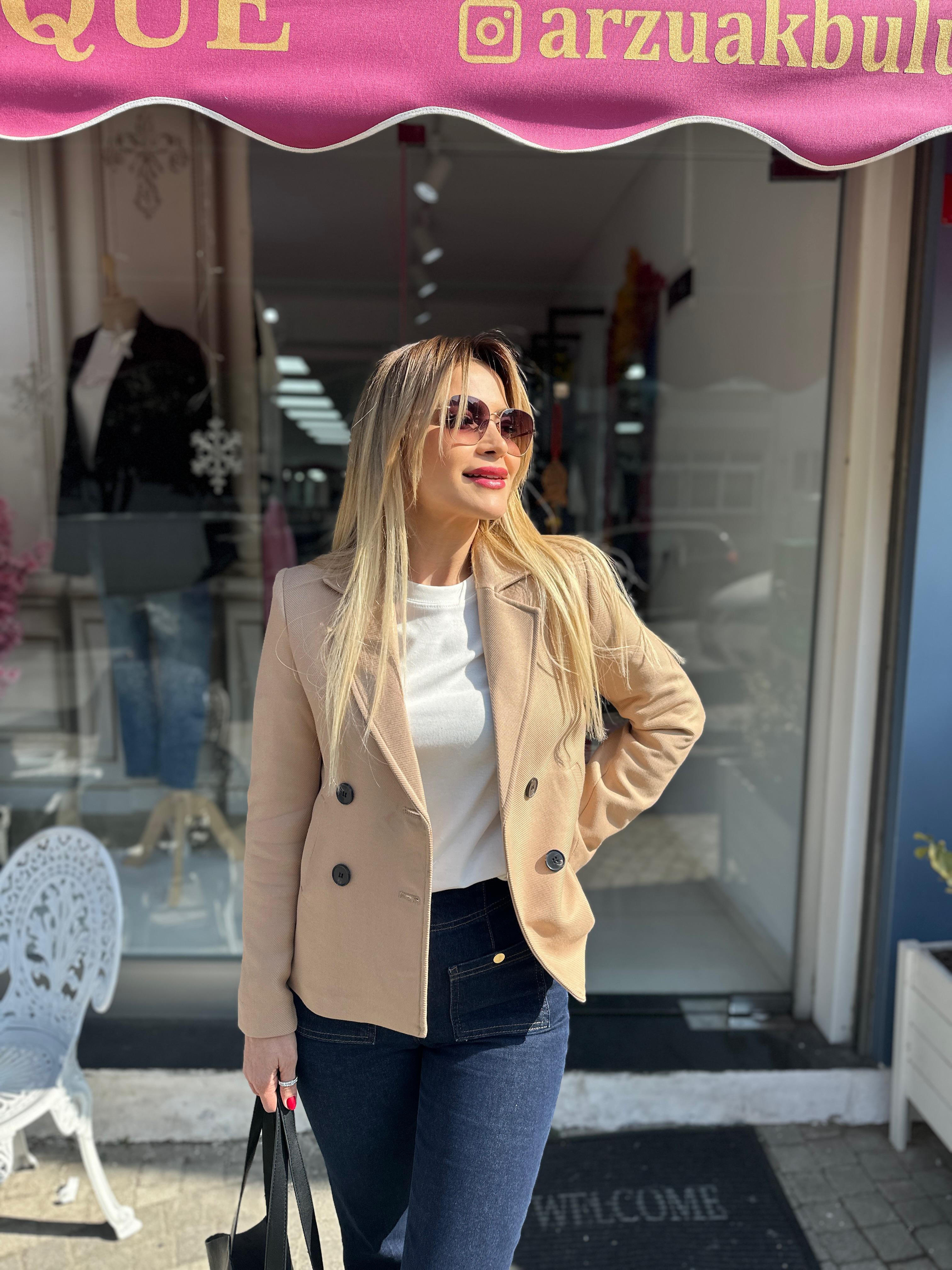 Bej Kısa Düğmeli Blazer