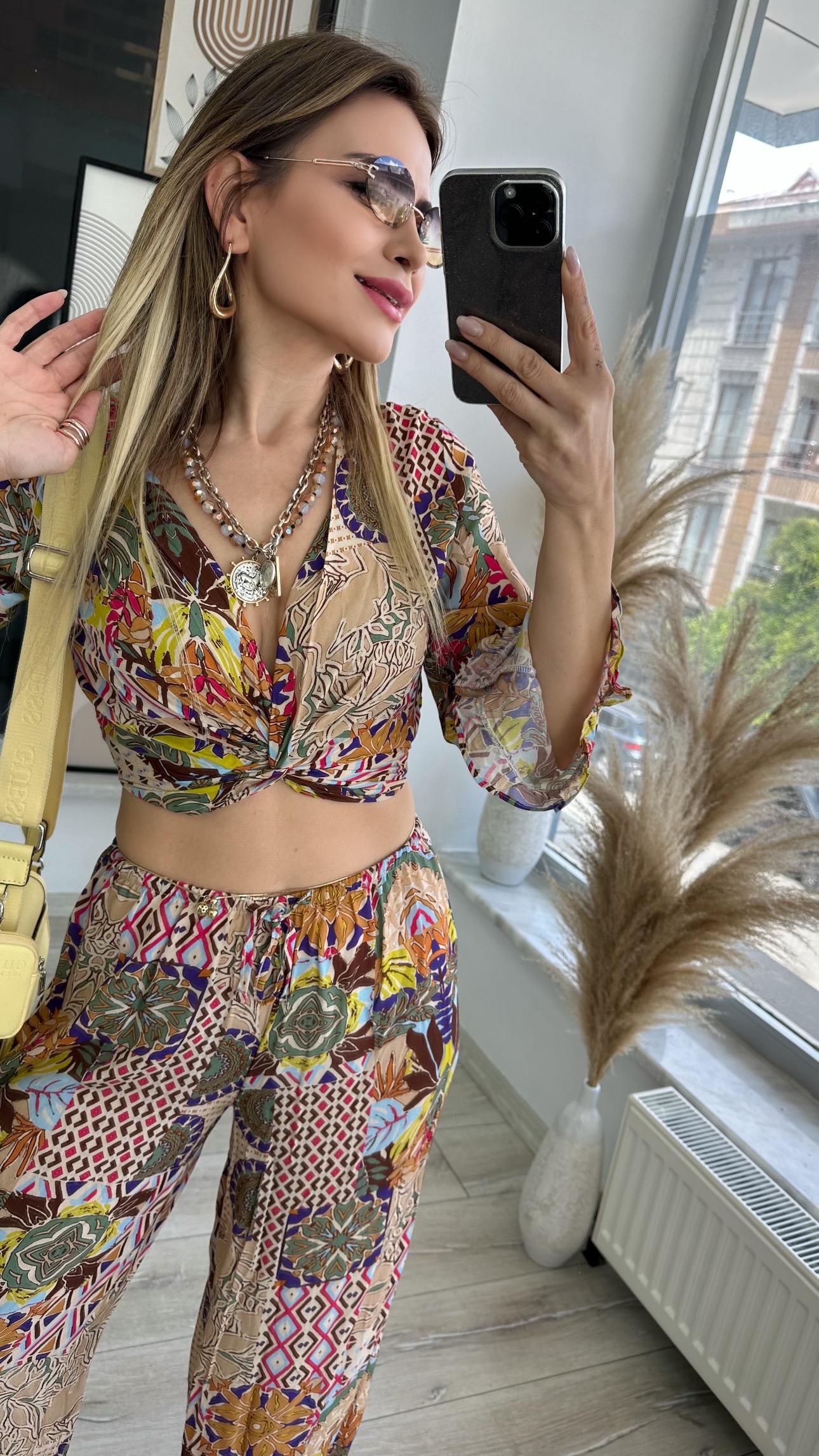 Bej Ön Düğümlü Bluz