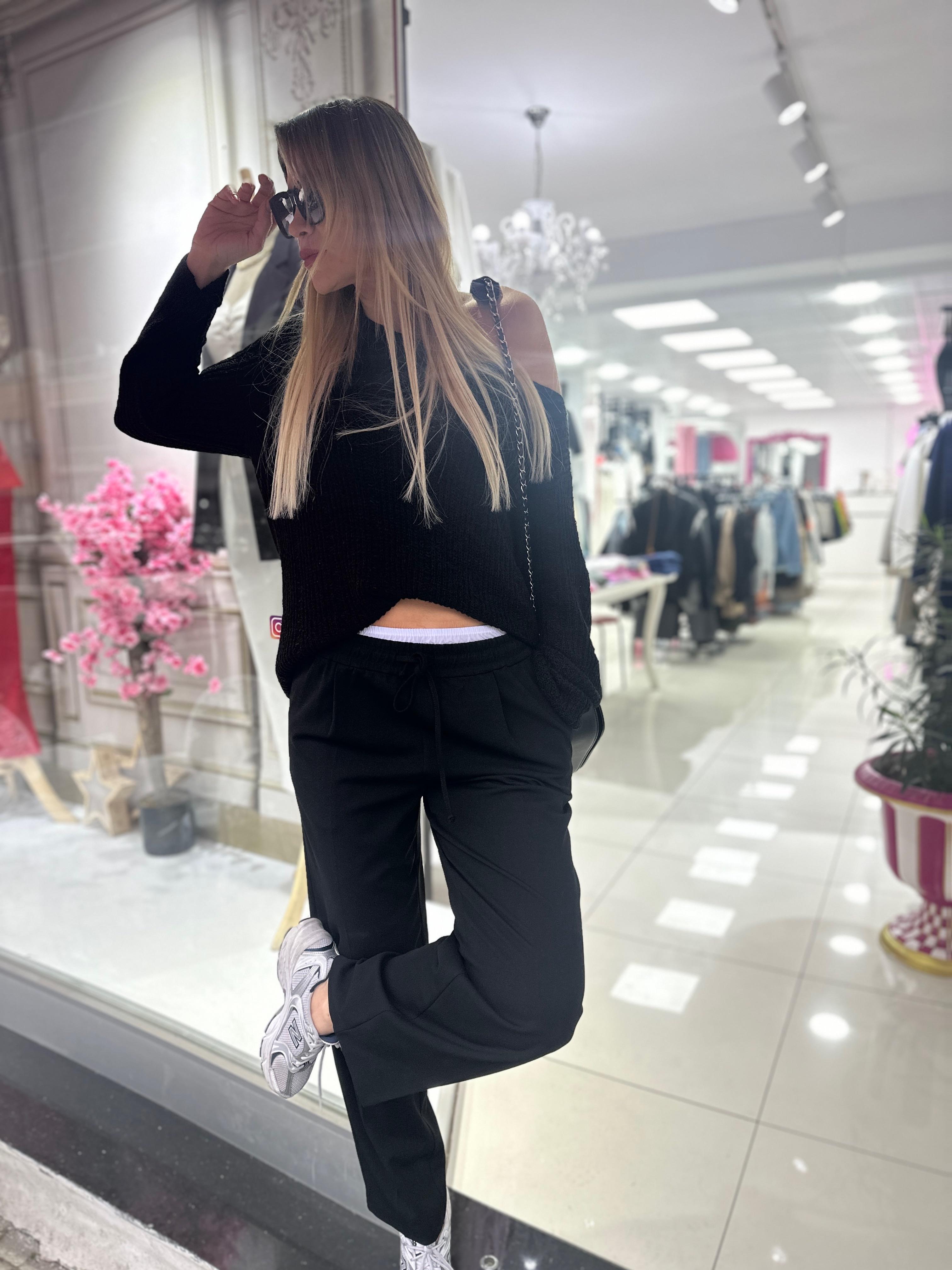 Beyaz Lastik Detaylı Siyah Pantolon 