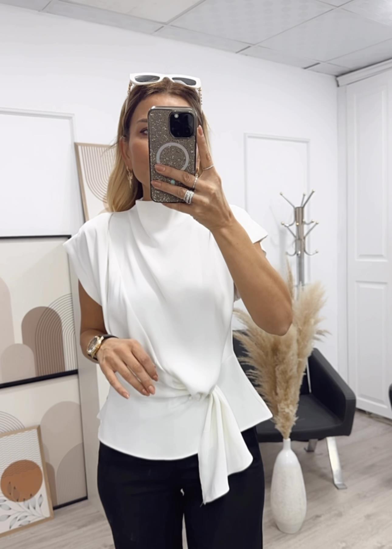 Beyaz Saten Düğüm Detaylı Bluz