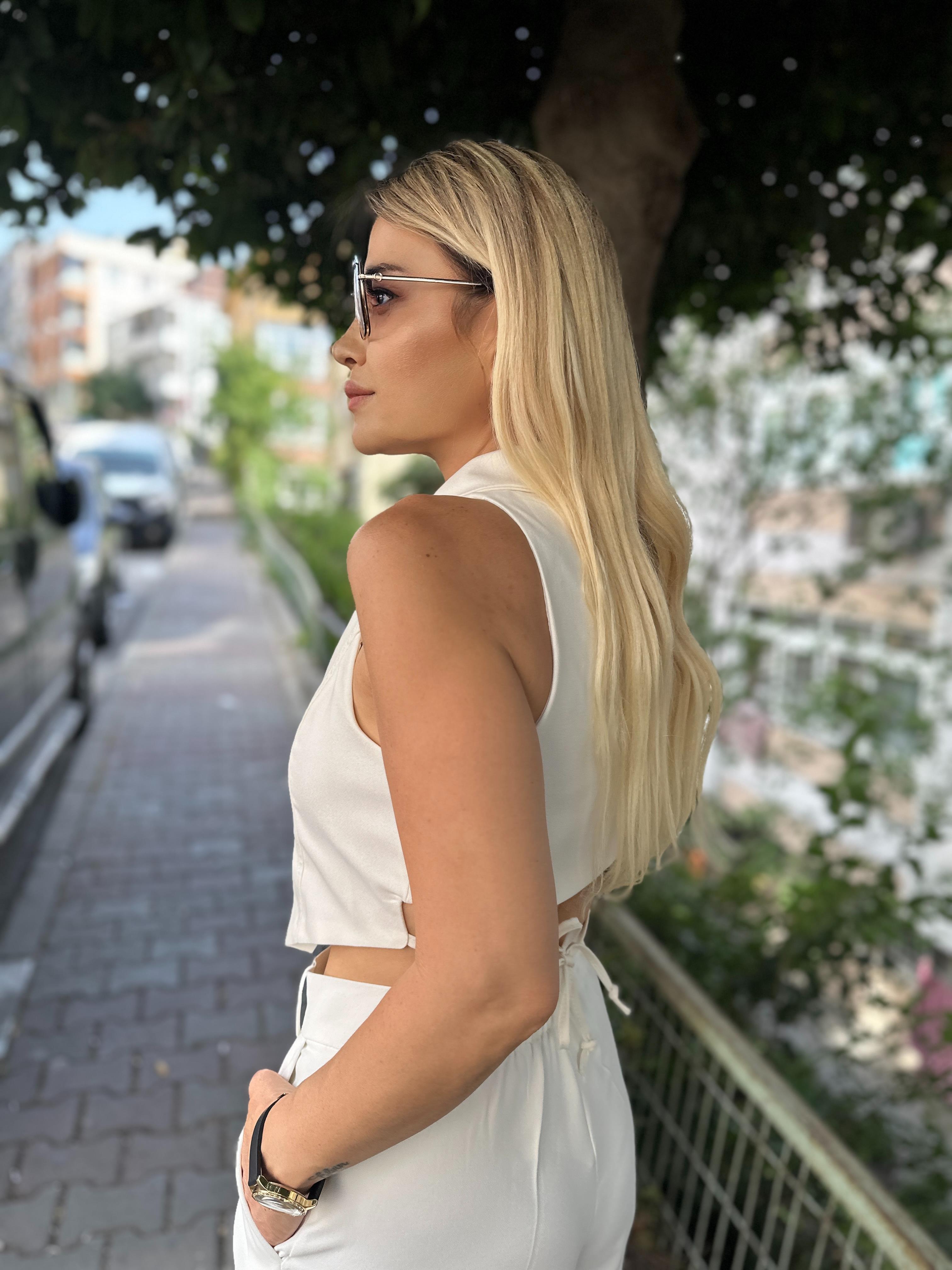 Beyaz Sırt Dekolteli Yelek 
