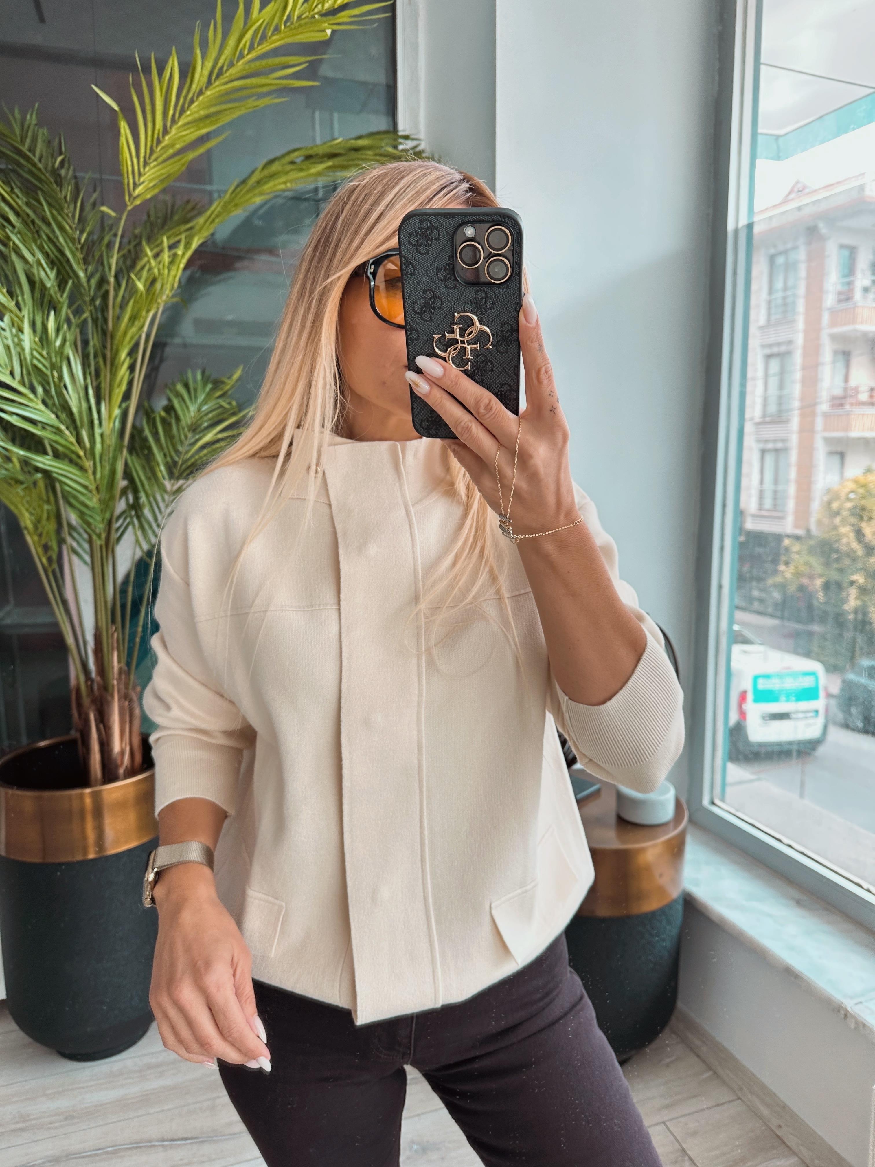 Ekru Dik Yaka Cep Detaylı Ceket