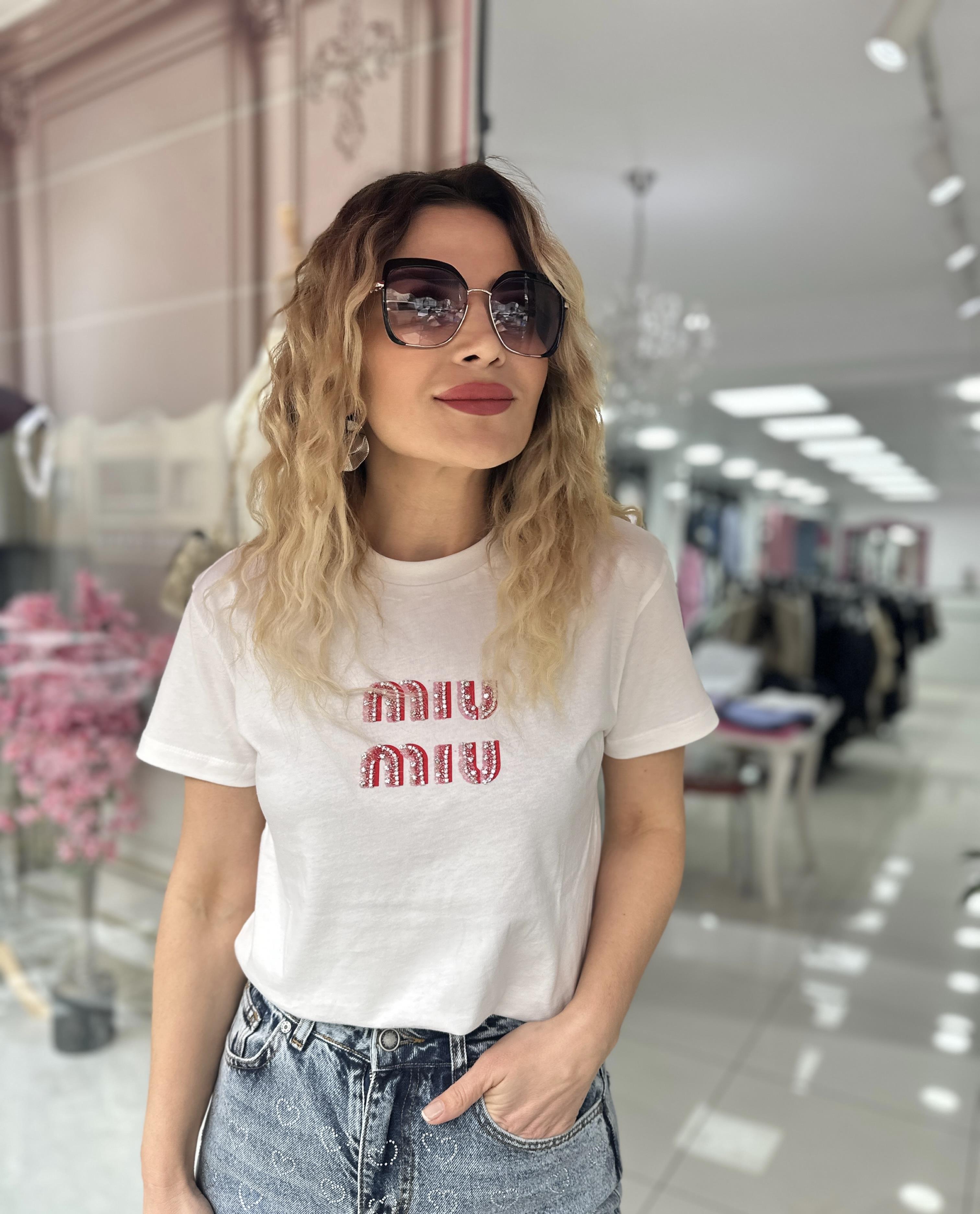 Ekru Parlak Yazı Detaylı Tşhirt