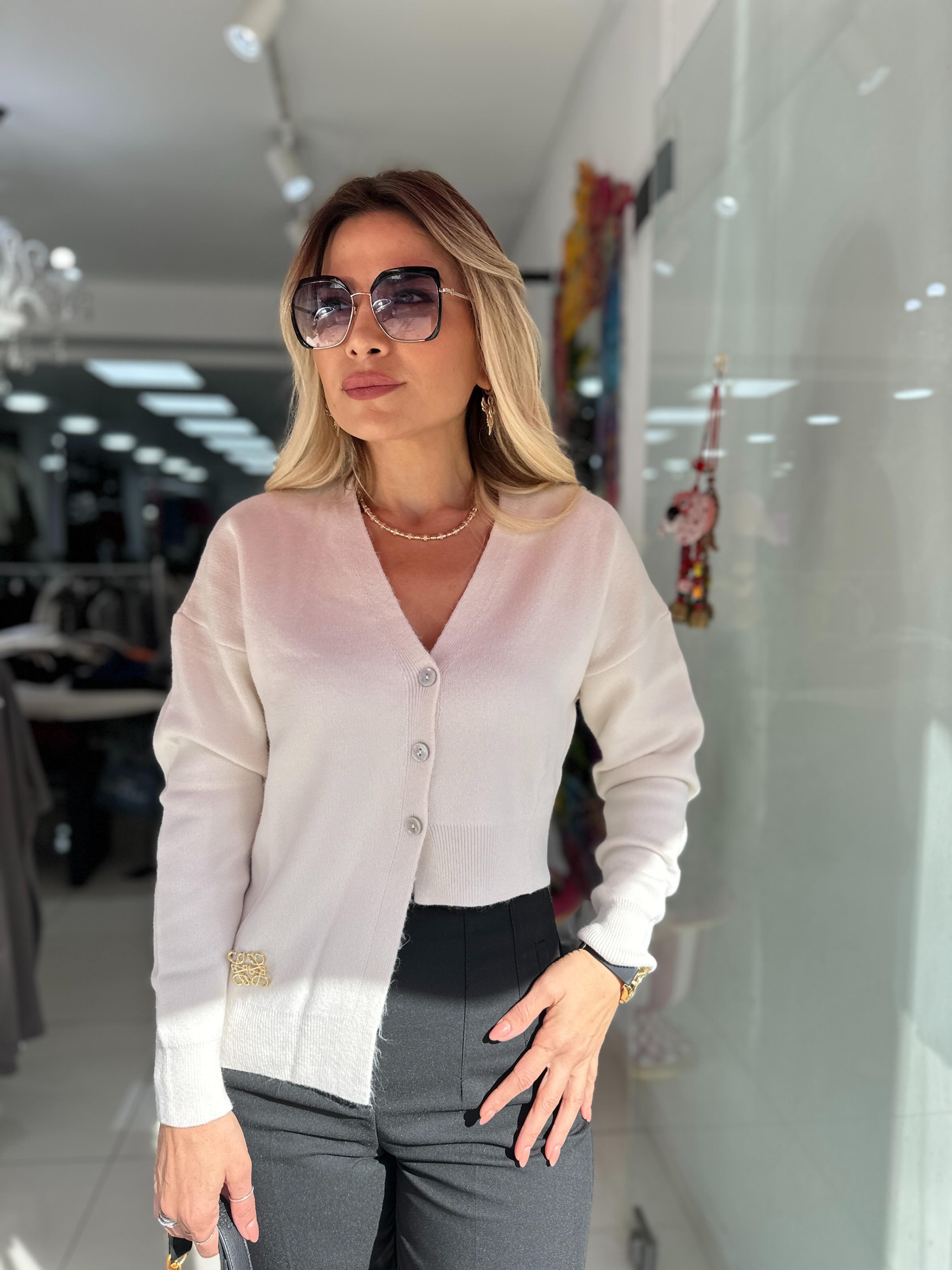 Ekru Uzunlu Kısalı Aksesuar Detaylı Hırka 
