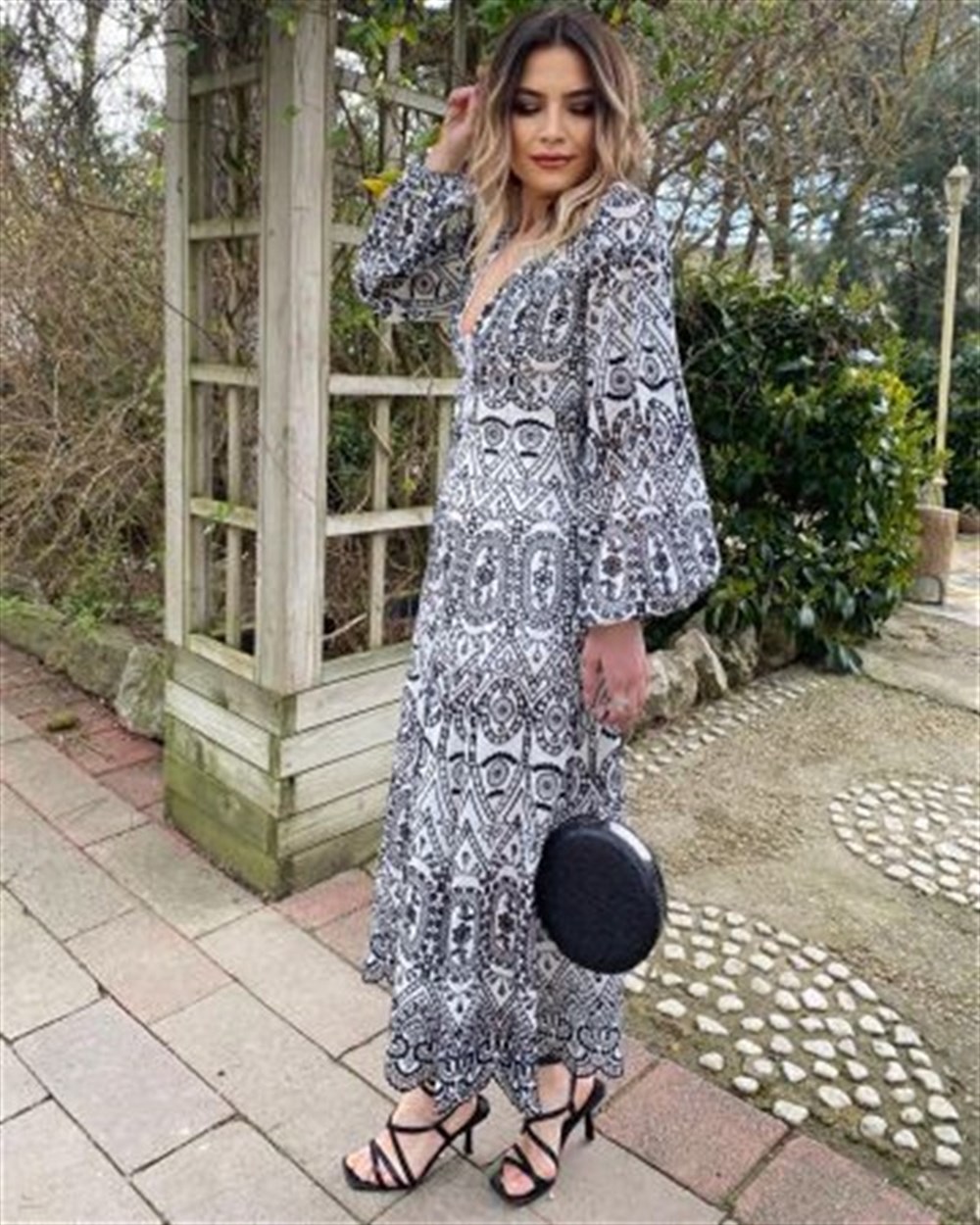 FİSTO NAKIŞ İŞLEMELİ ELBİSE