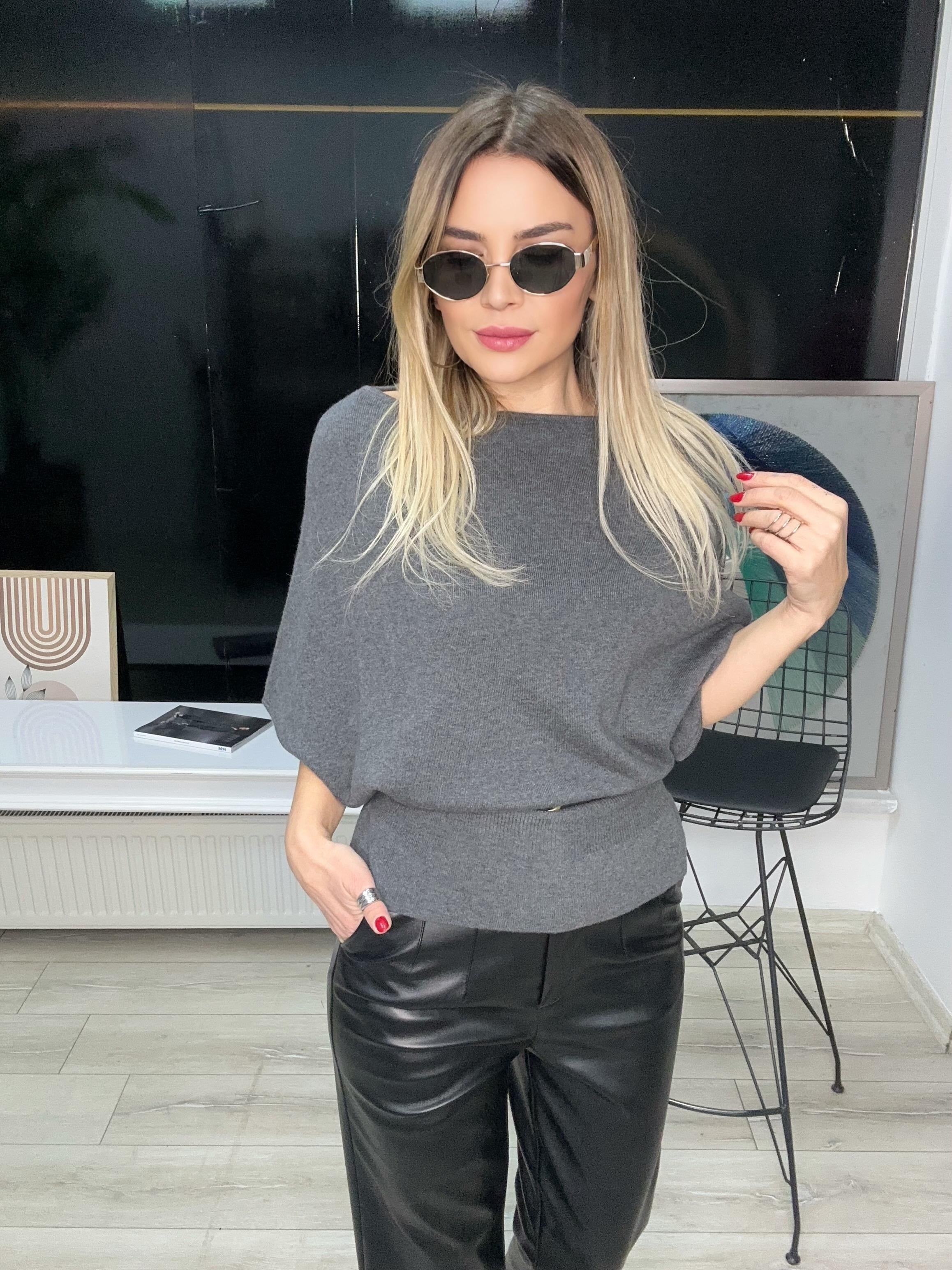 Gri Kayık Yaka Yarasa Kol Kemer Detaylı Bluz 