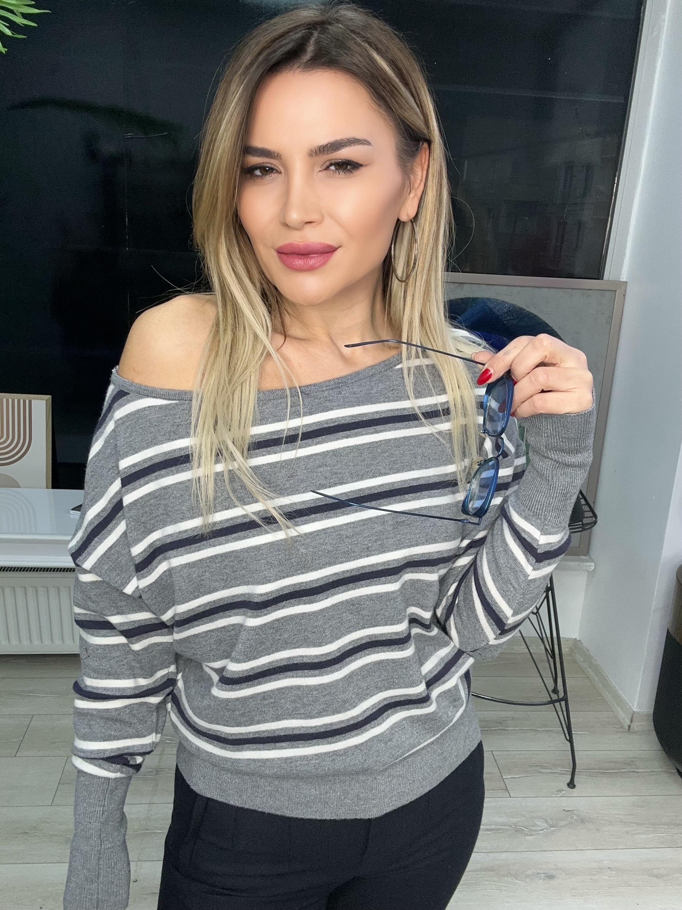 Gri Lacivert Kayık Yaka Çizgili Triko 
