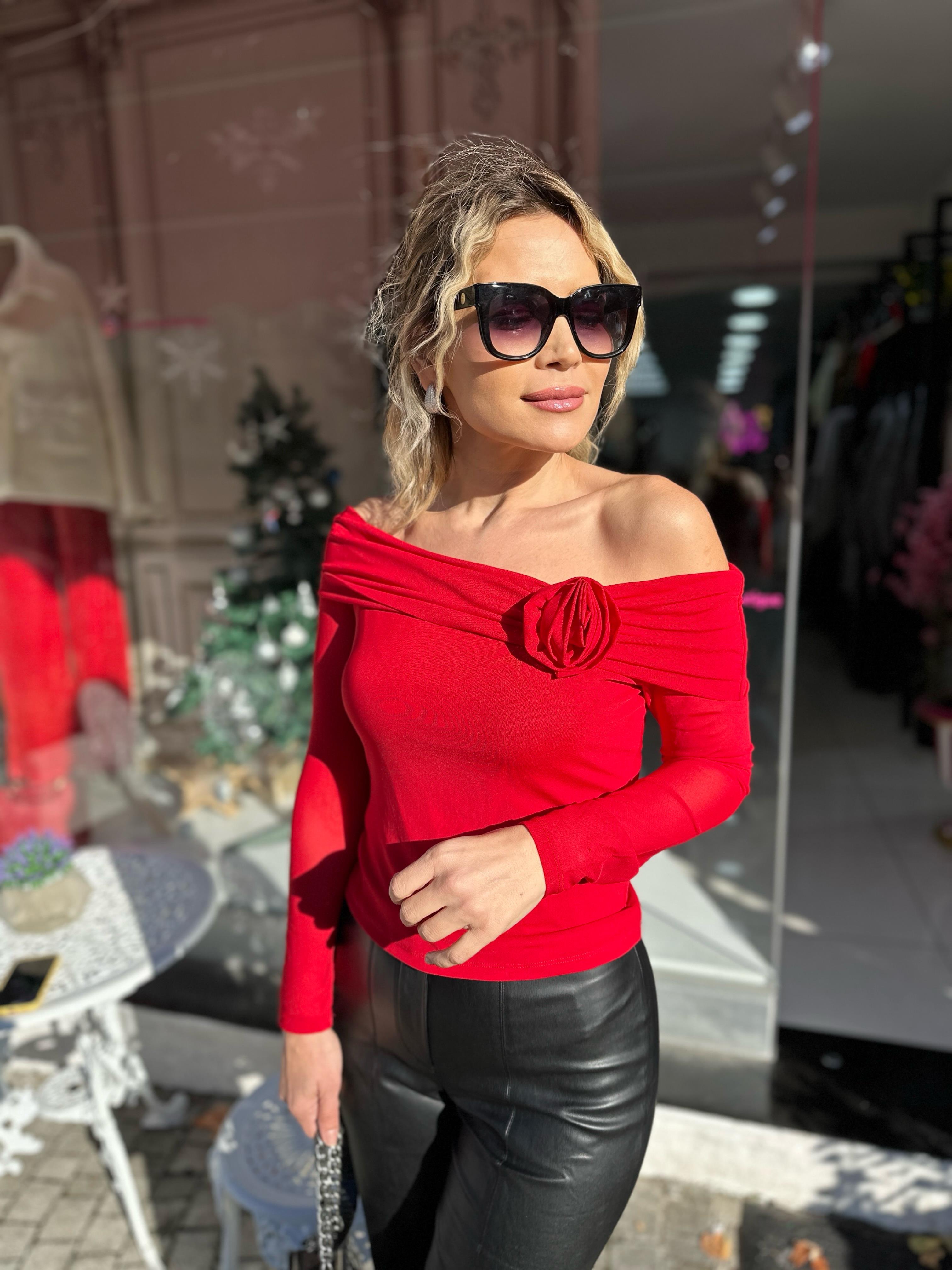 Gül Detaylı Kırmızı Bluz