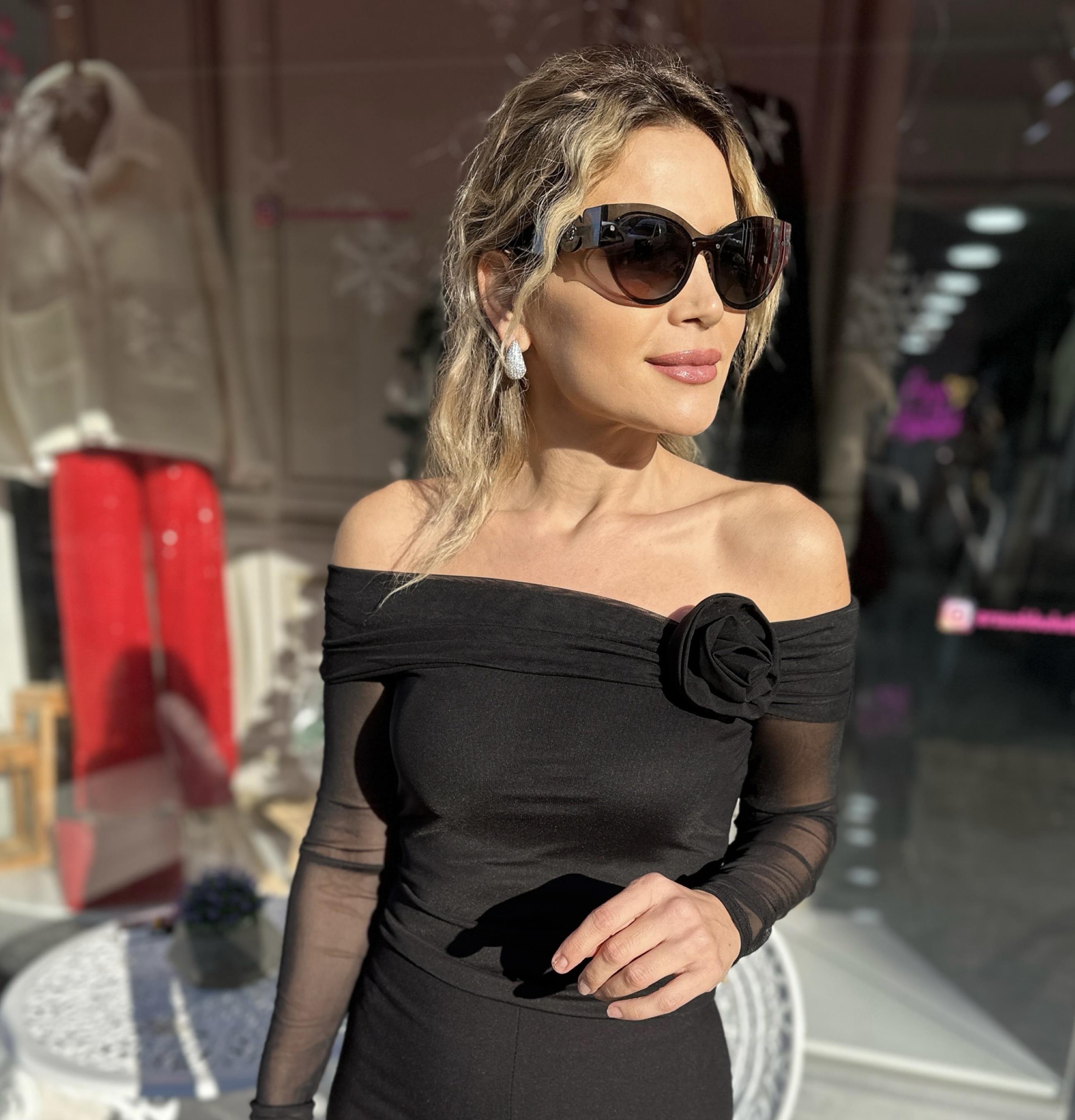 Gül Detaylı Siyah Bluz 