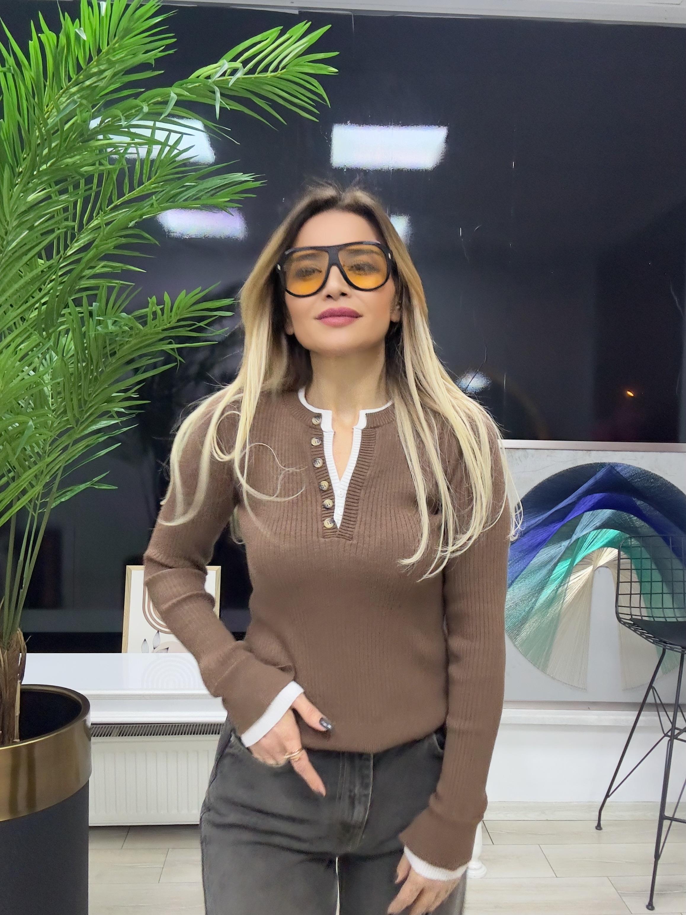 Kahve Yaka Detaylı Düğmeli Triko