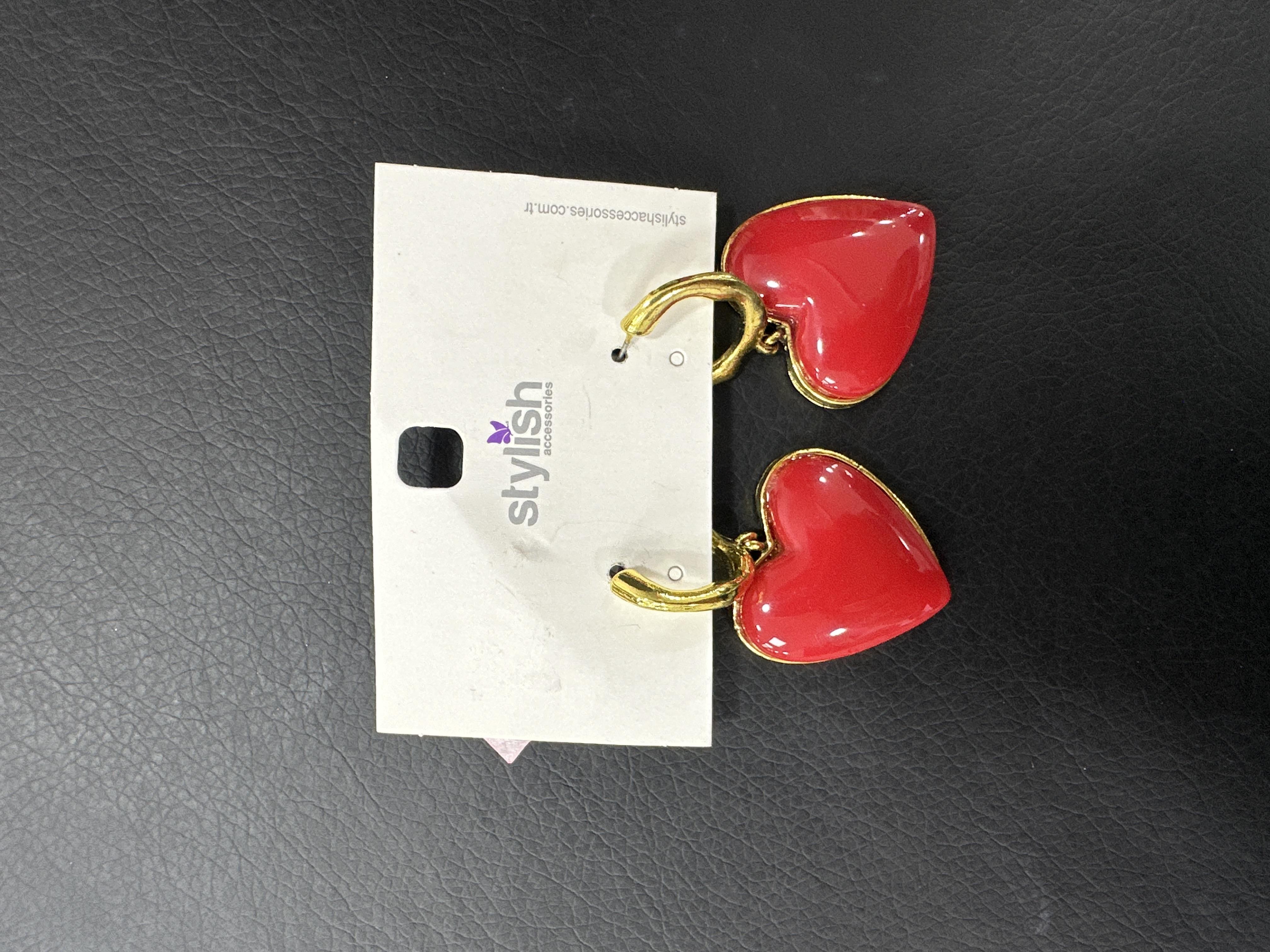 Kırmızı Kalp Detaylı Küpe