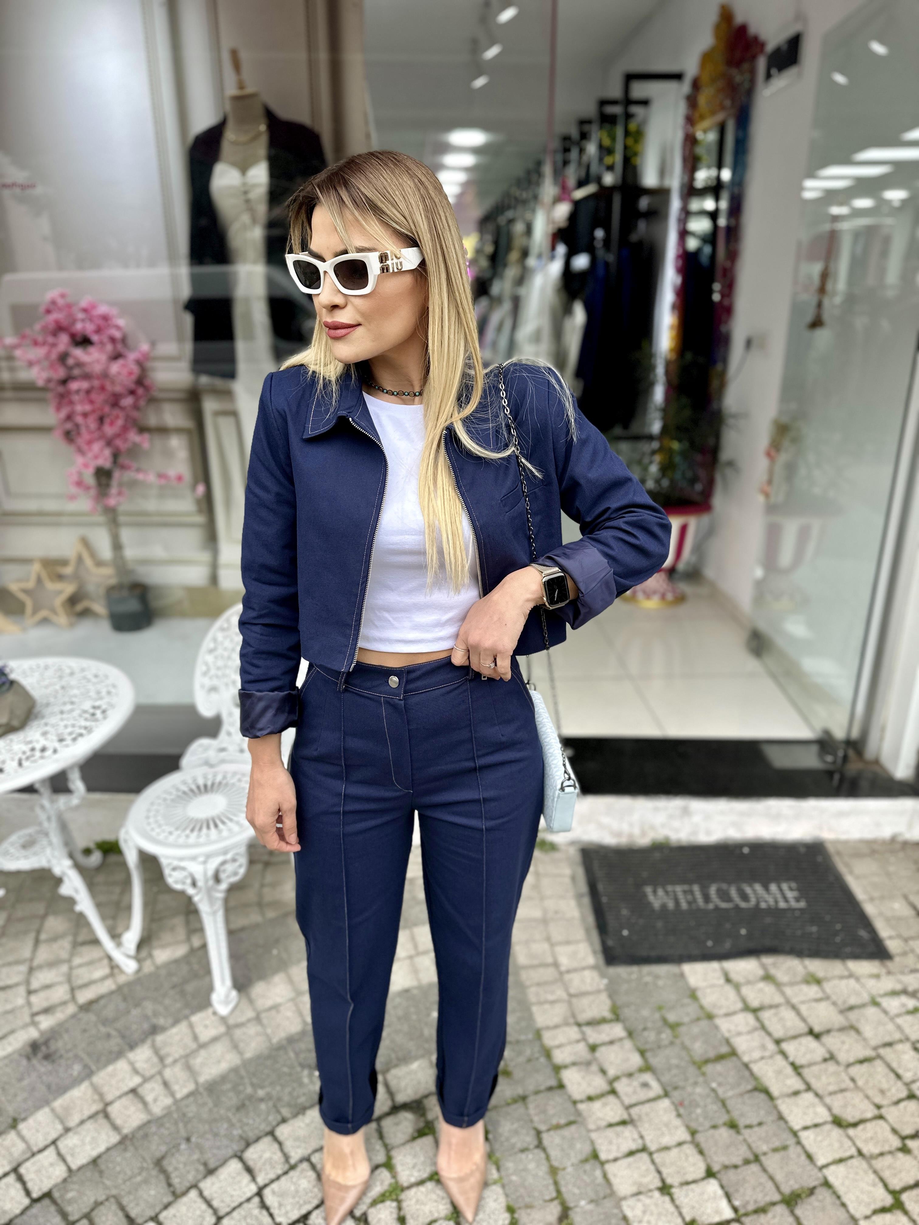 Lacivert Ceketli Takım 