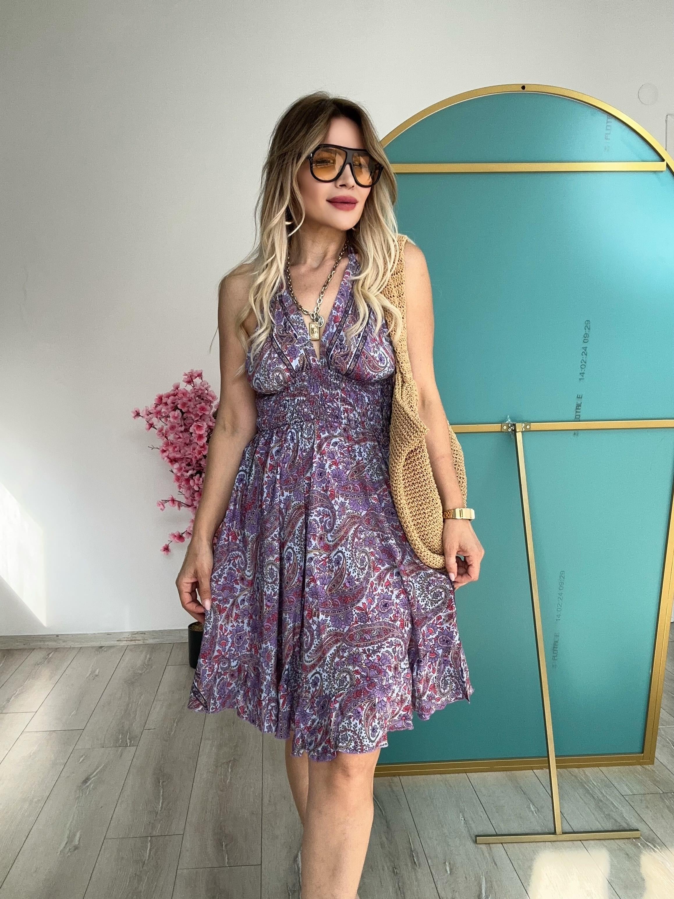 Mor Desenli Sırt Dekolteli Elbise