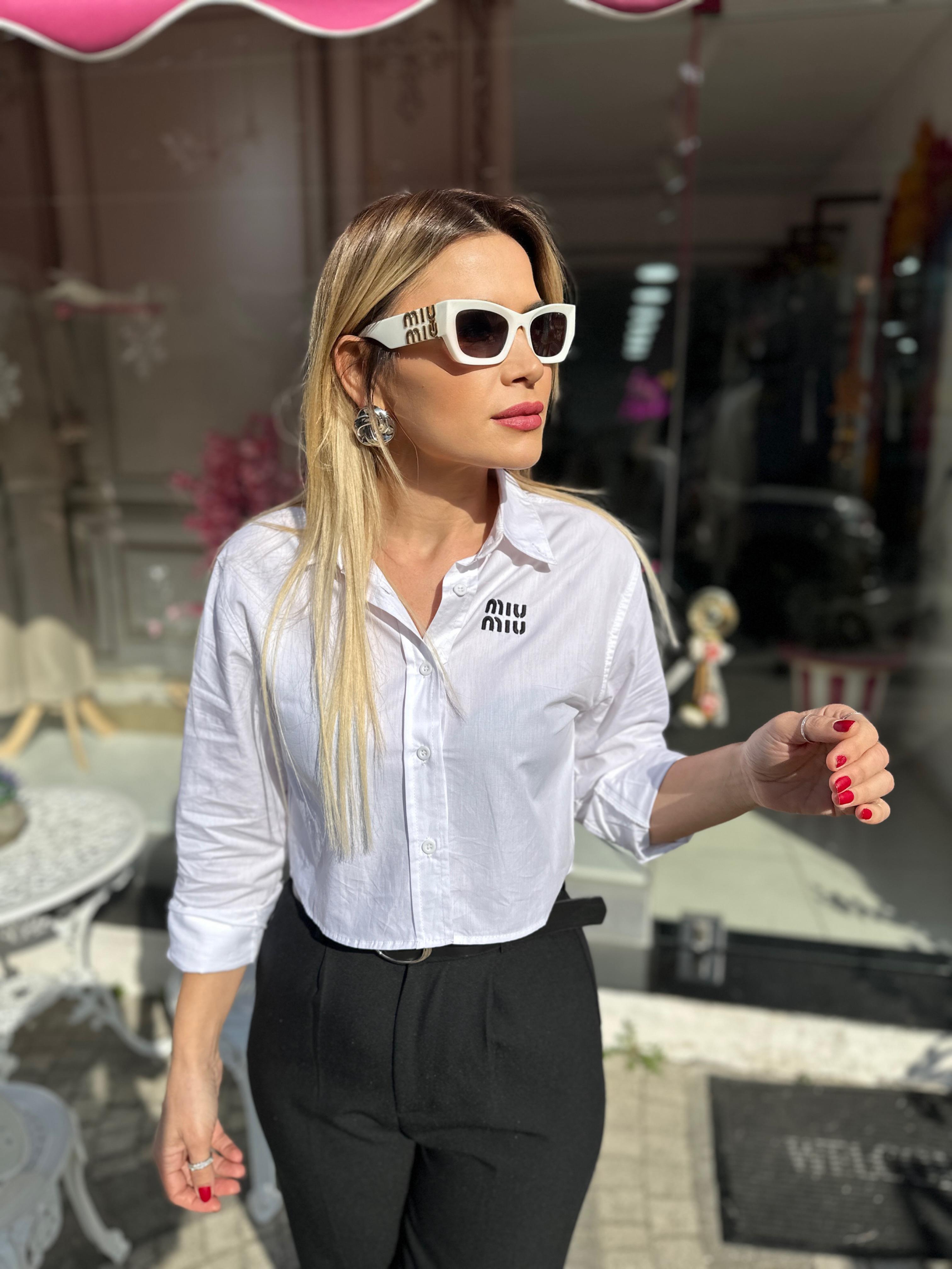 Nakışlı Beyaz Kısa Gömlek 