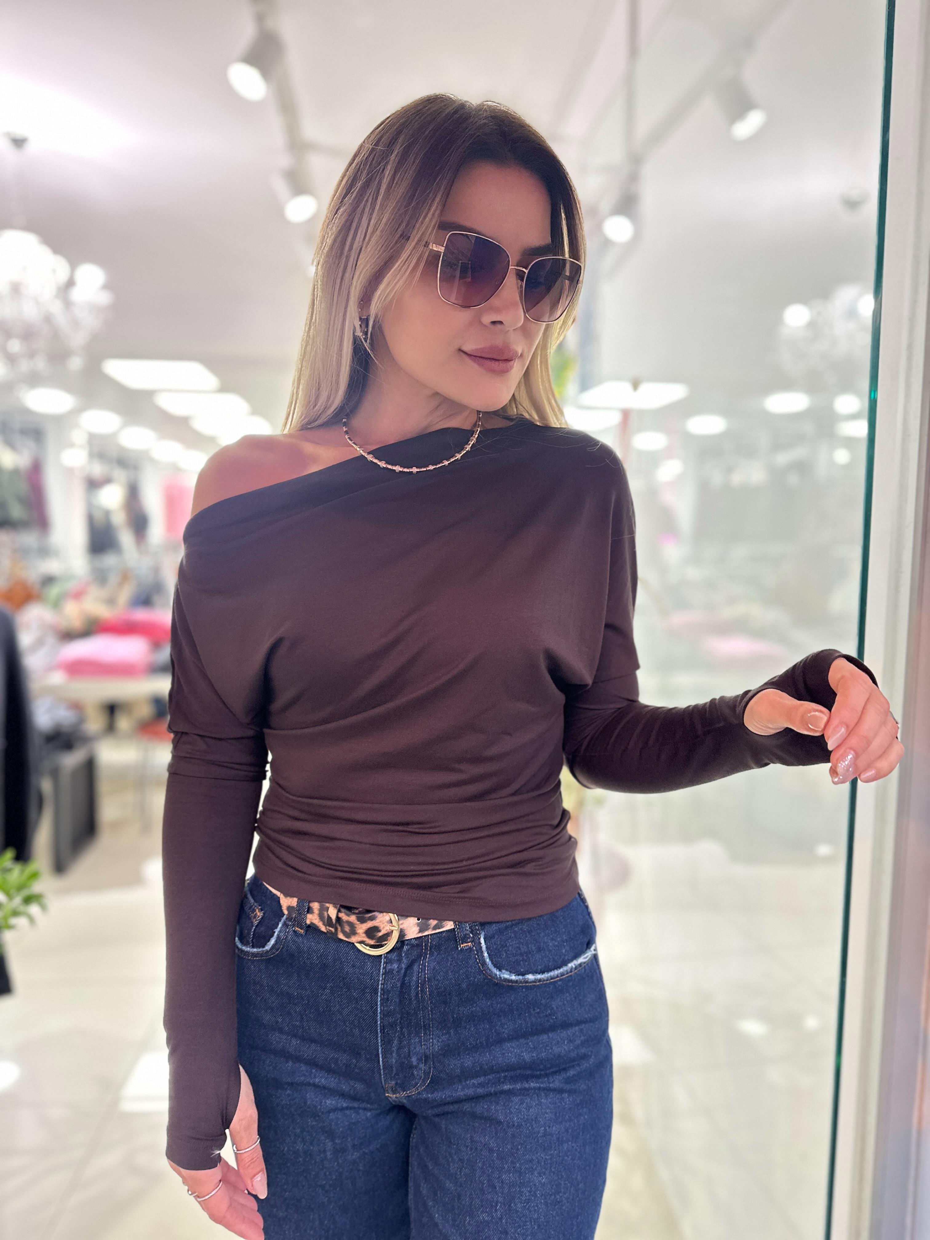 Parmak Detaylı Asimetrik Yaka Bluz 