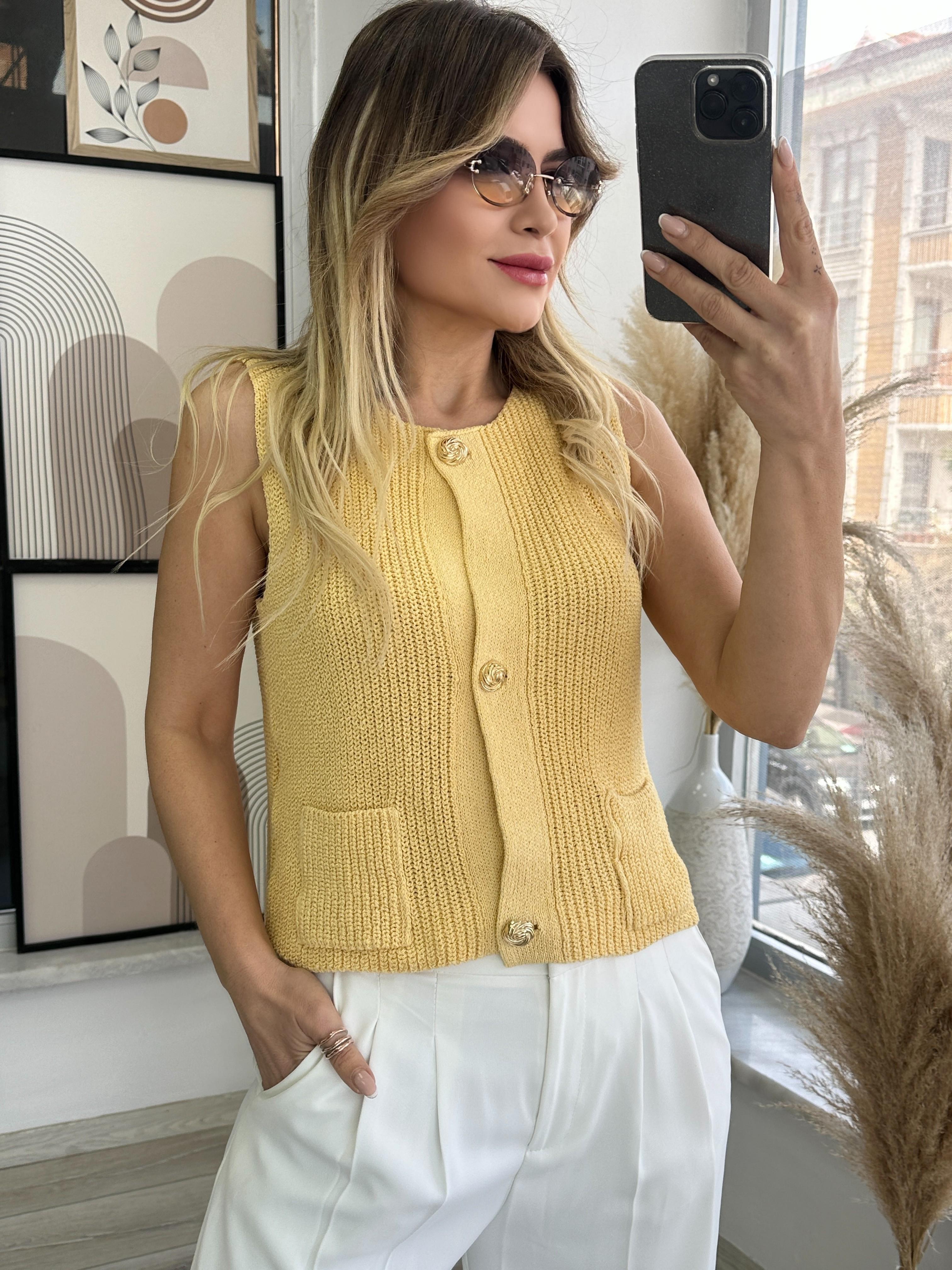 Sarı Düğmeli Yelek