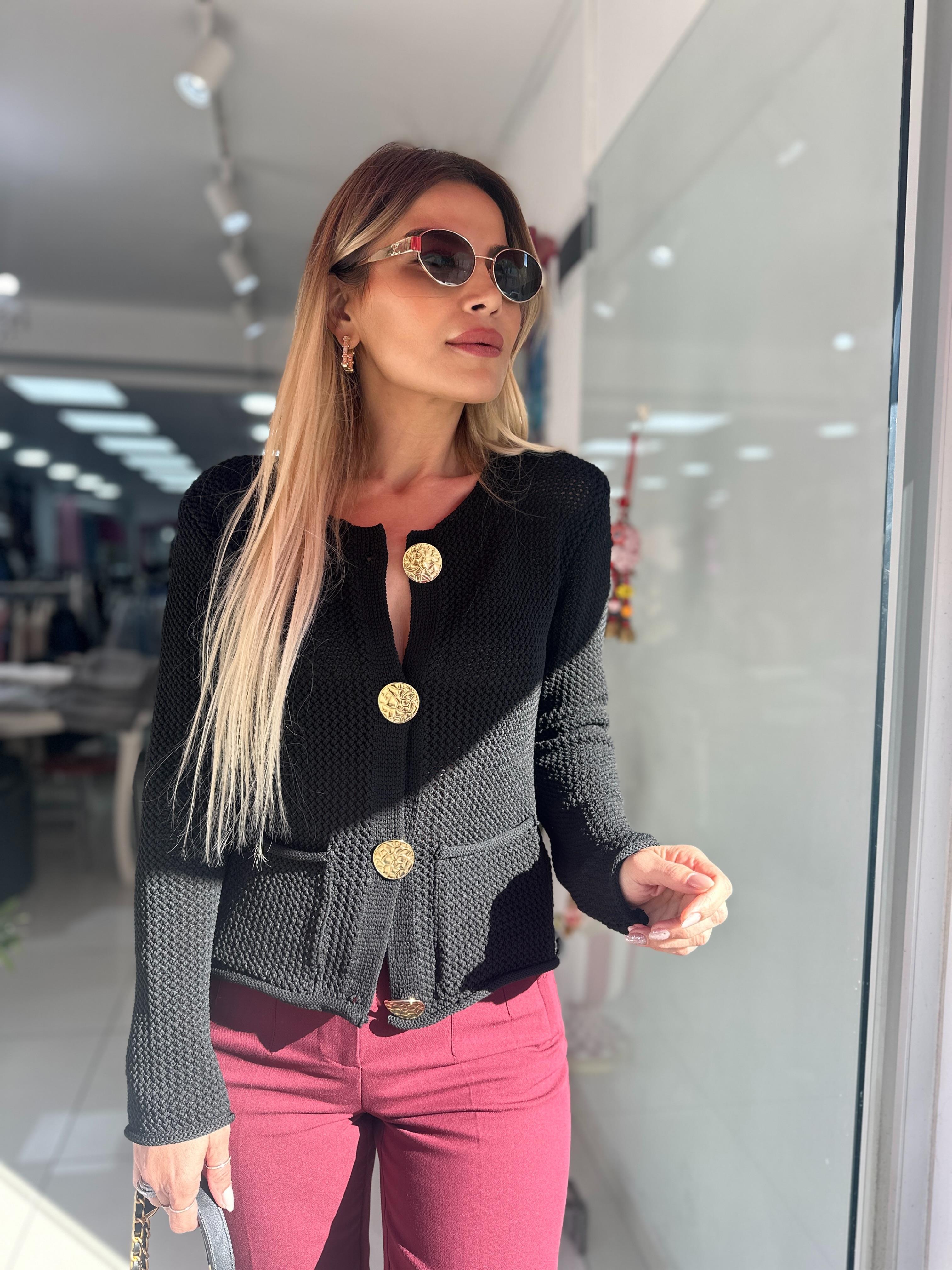 Siyah Büyük Düğmeli Hırka 