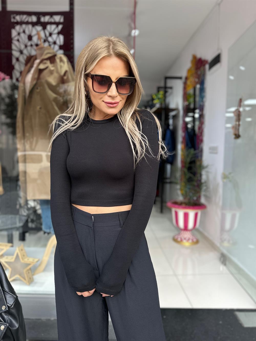 Siyah Çilek Kumaş Crop Bluz 