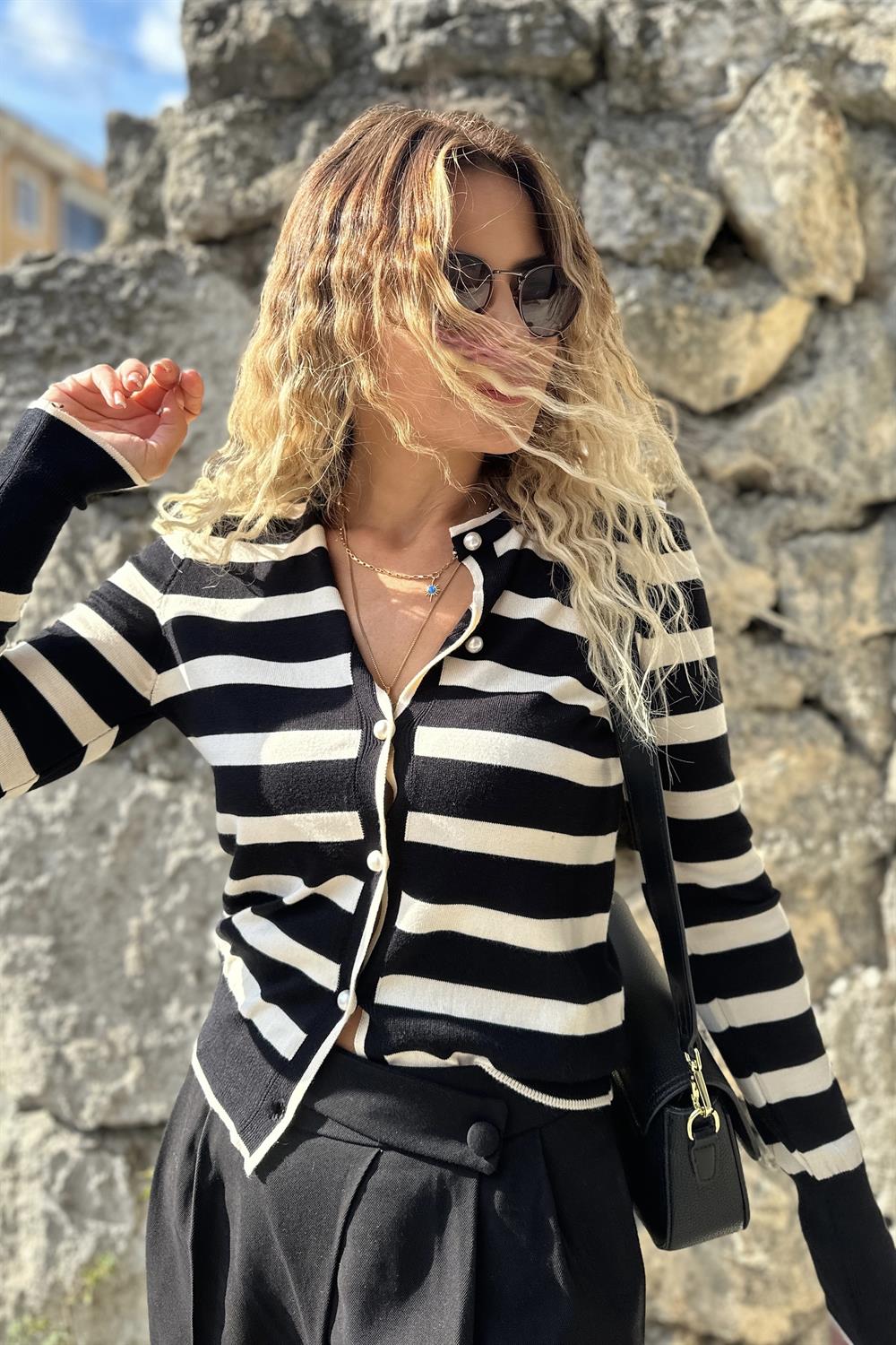 Siyah Çizgili  Triko Hırka