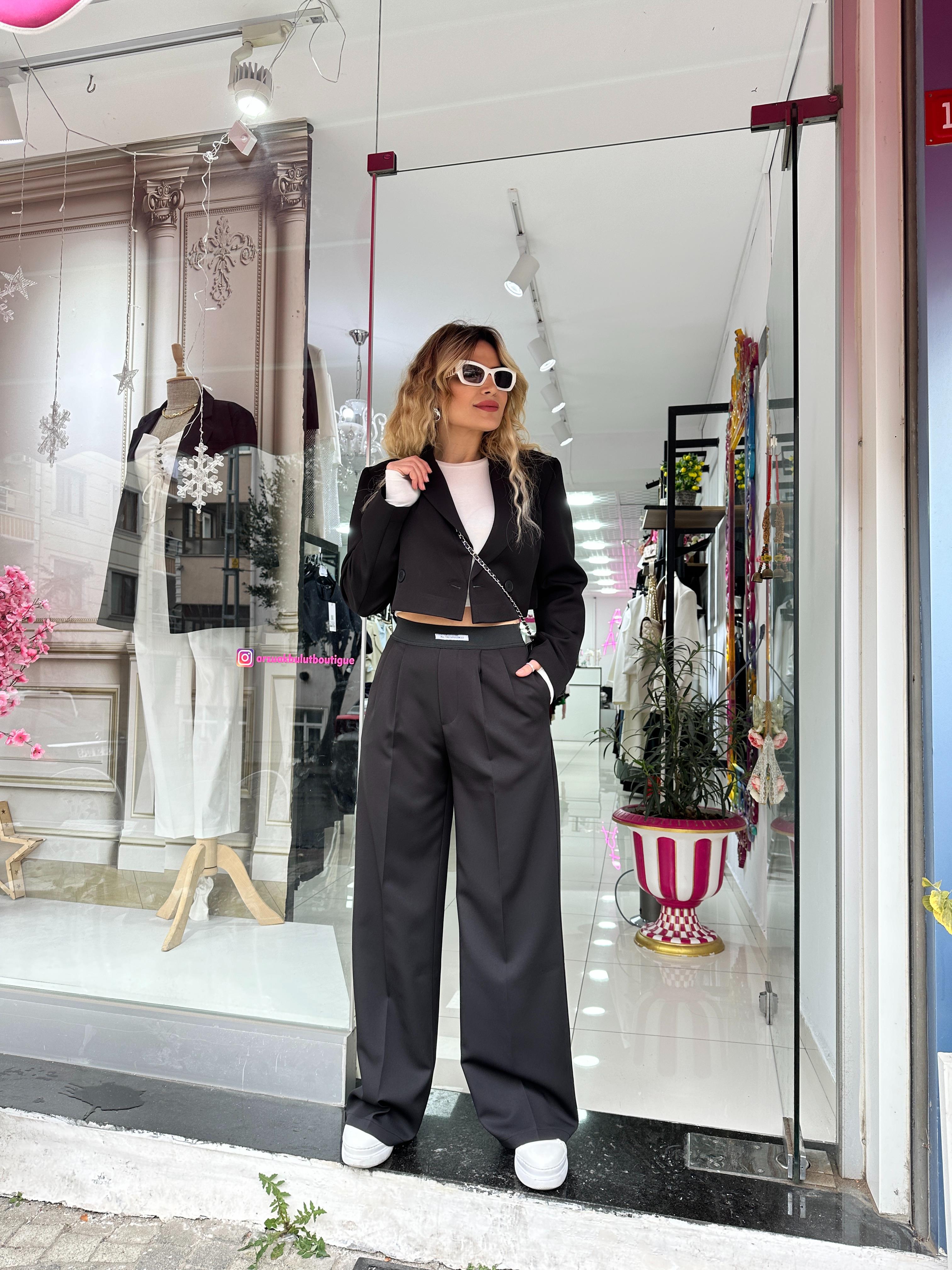 Siyah Düğme Detaylı Kısa Blazer 