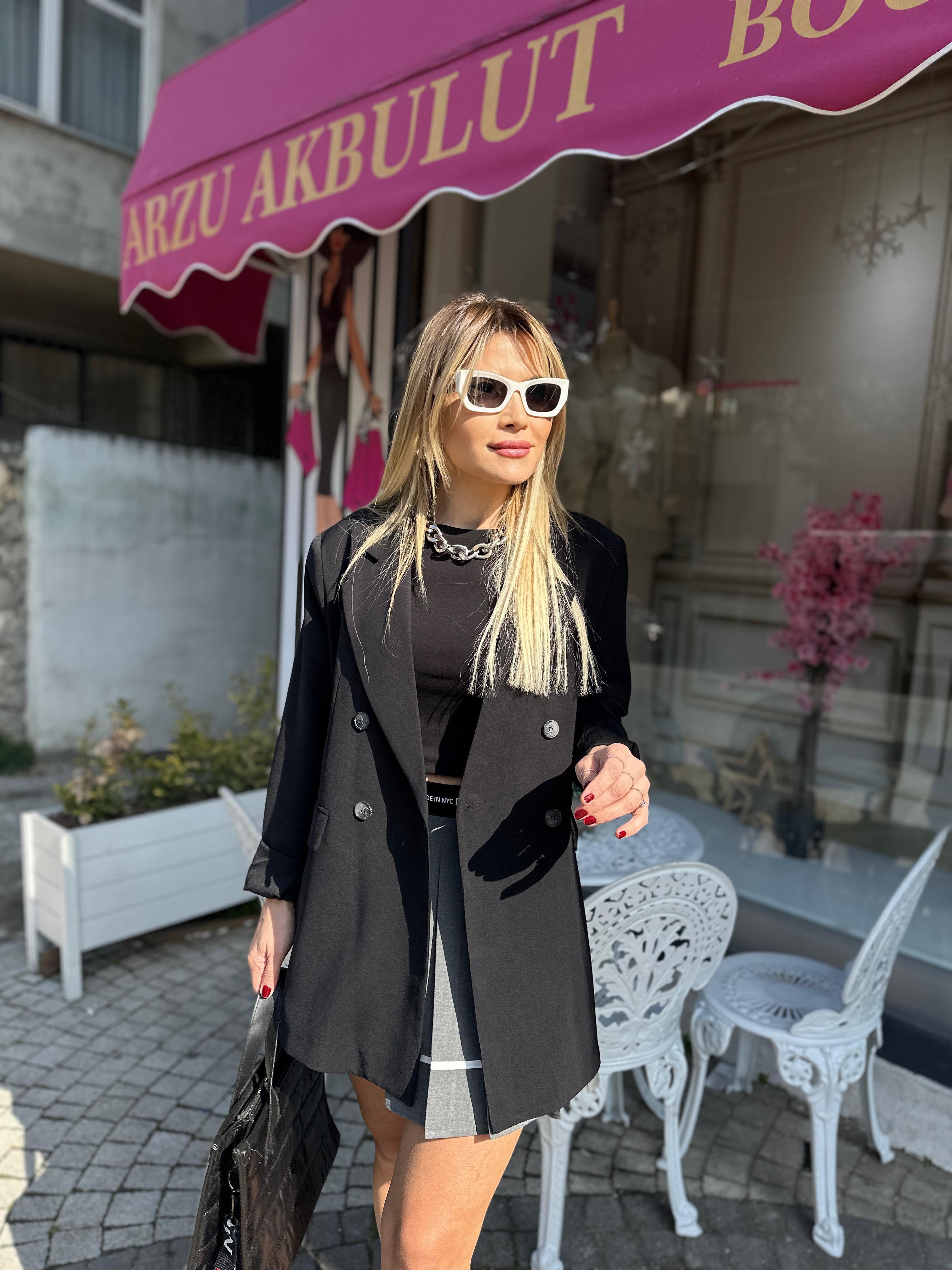 Siyah Düğmeli Uzun Blazer