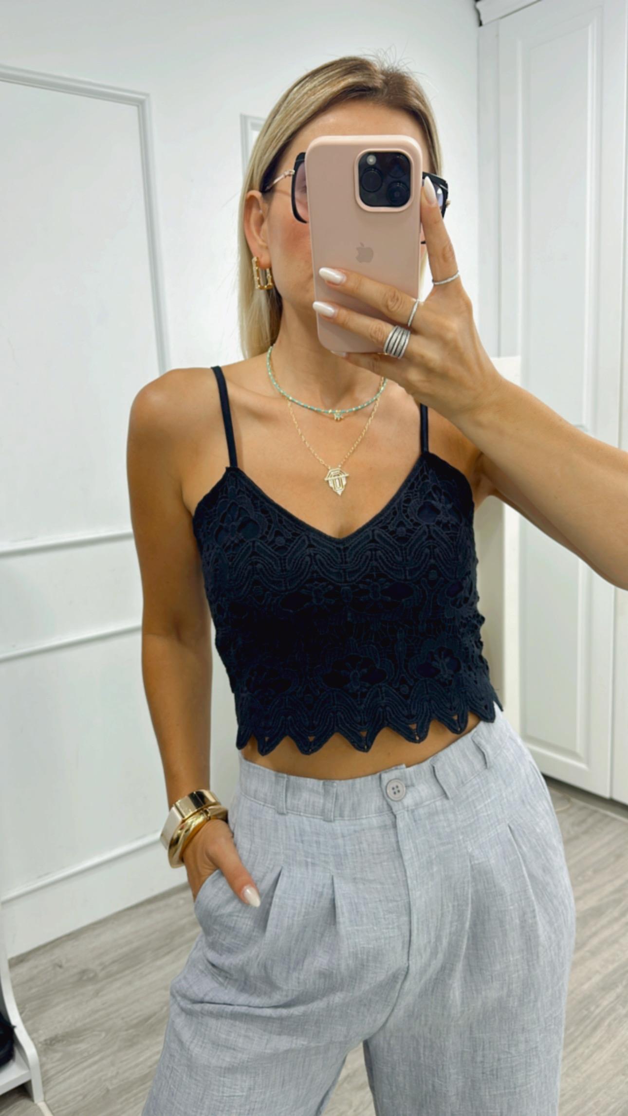 Siyah Fisto Detaylı Crop 
