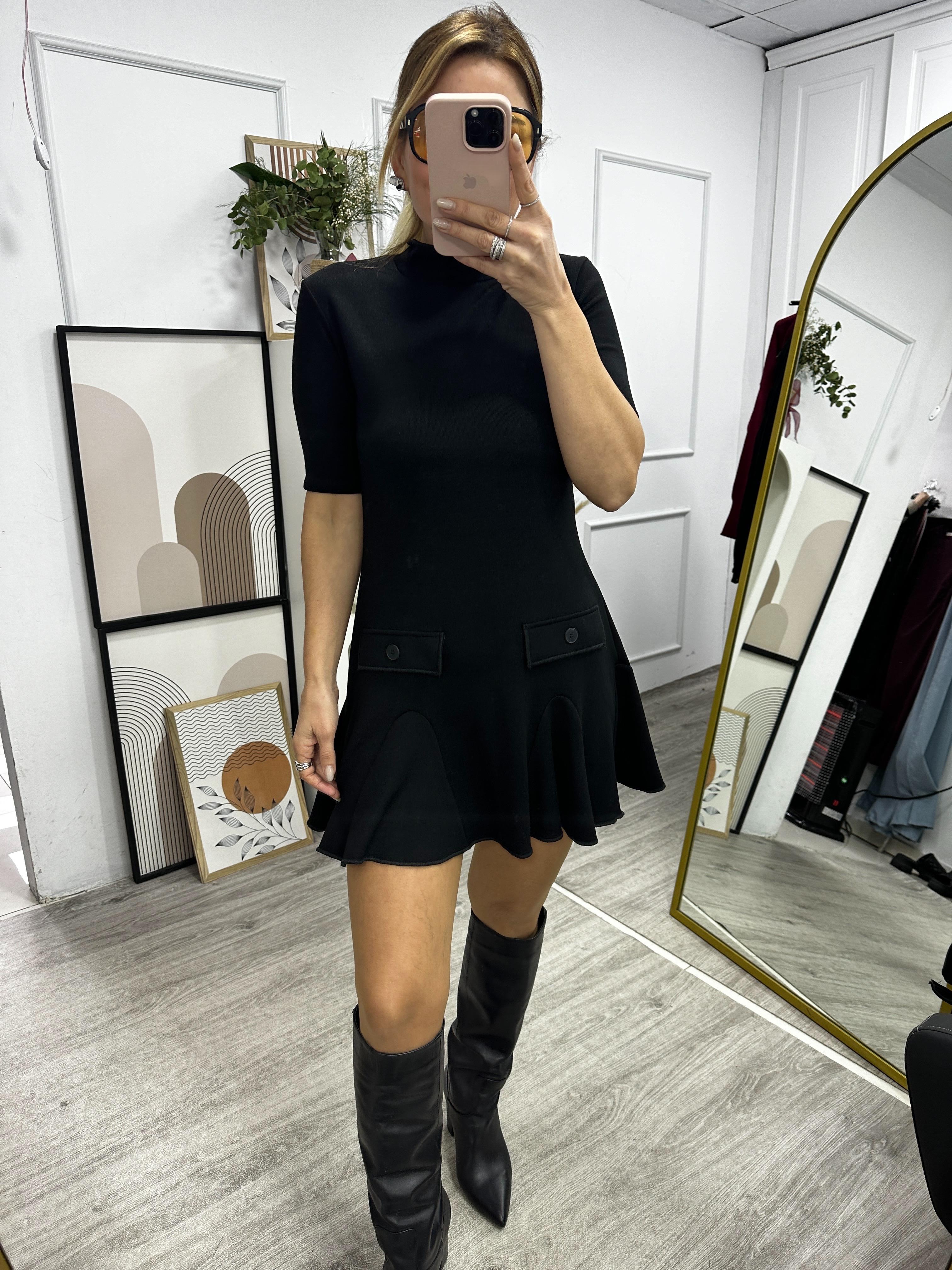 Siyah Godeli Kısa Elbise