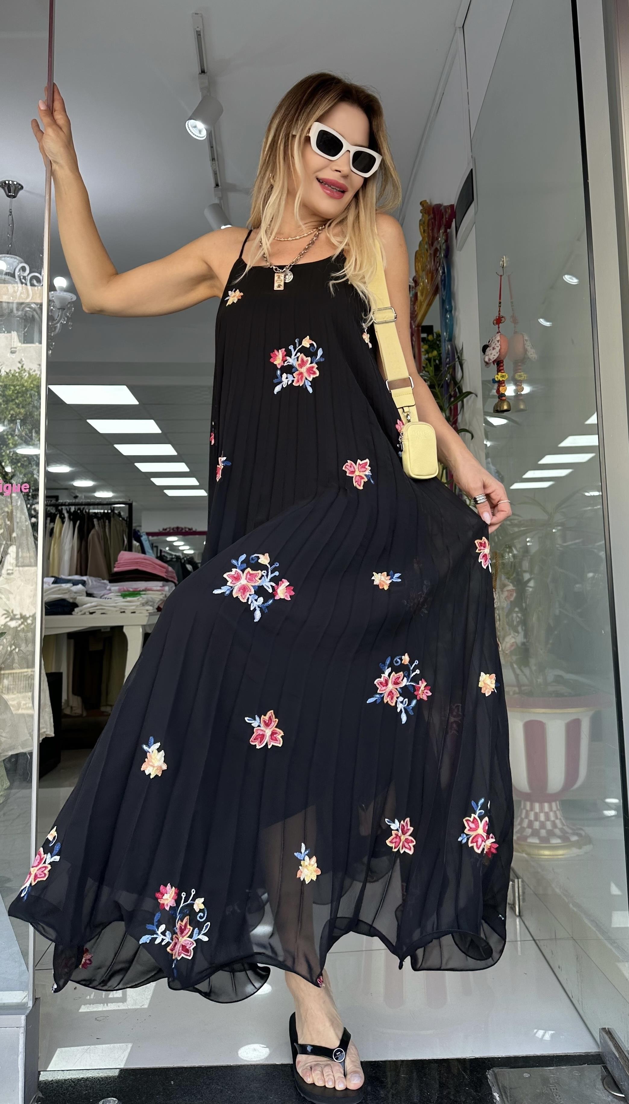 Siyah Gül Nakışlı Elbise