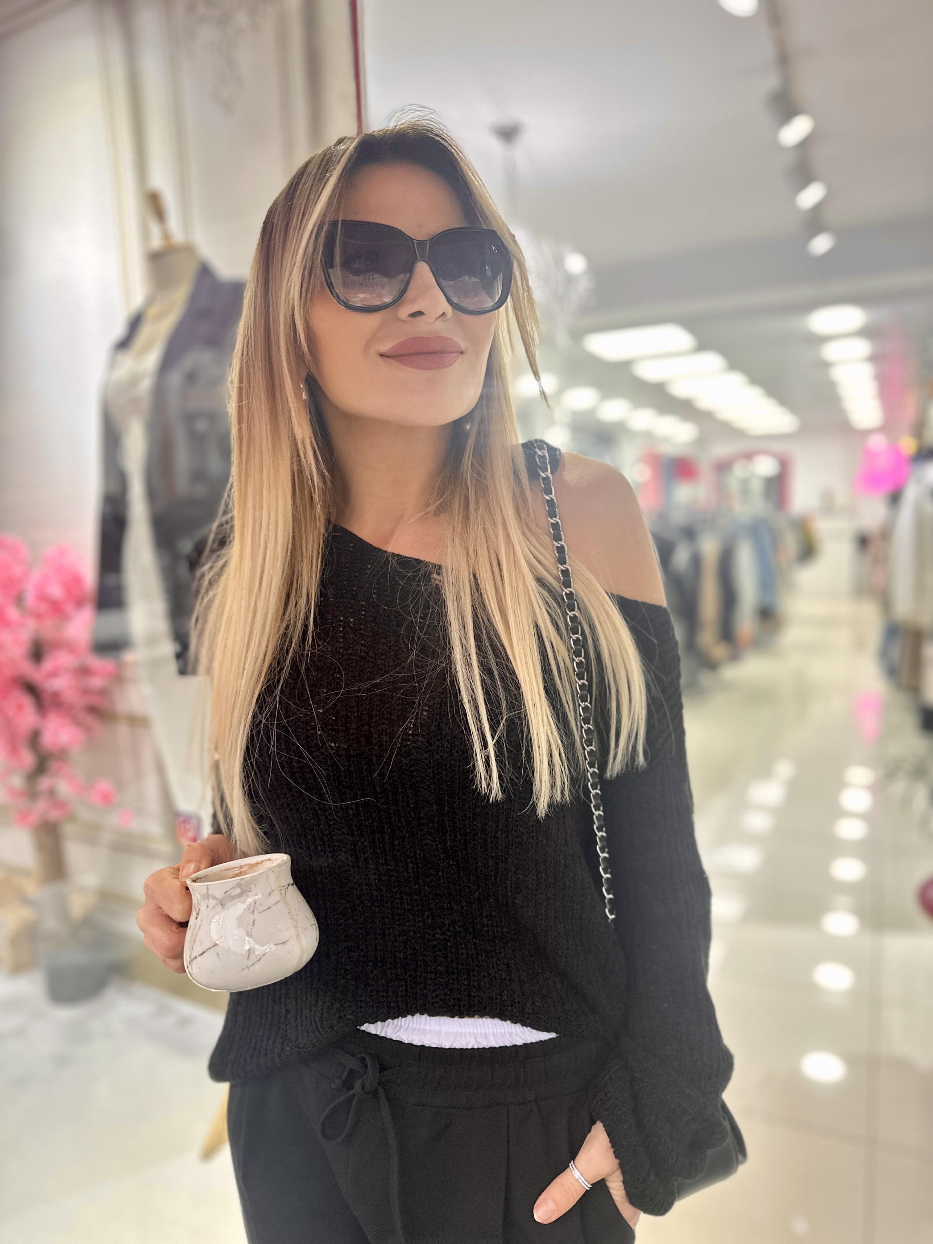 Siyah Kayık Yaka Yumuşak Dokulu Triko Kazak 