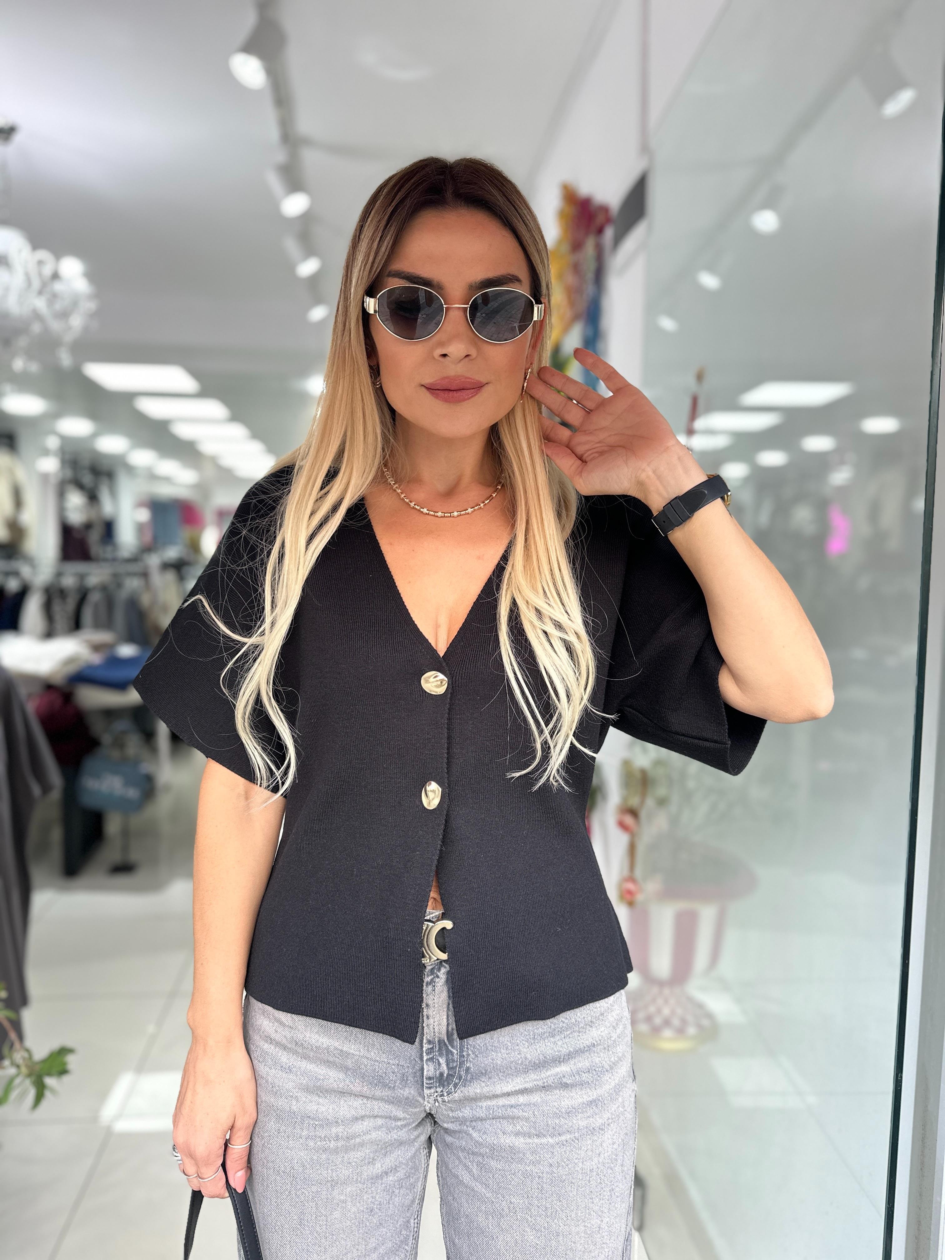 Siyah Kısa Kollu Düğme Detaylı Hırka 