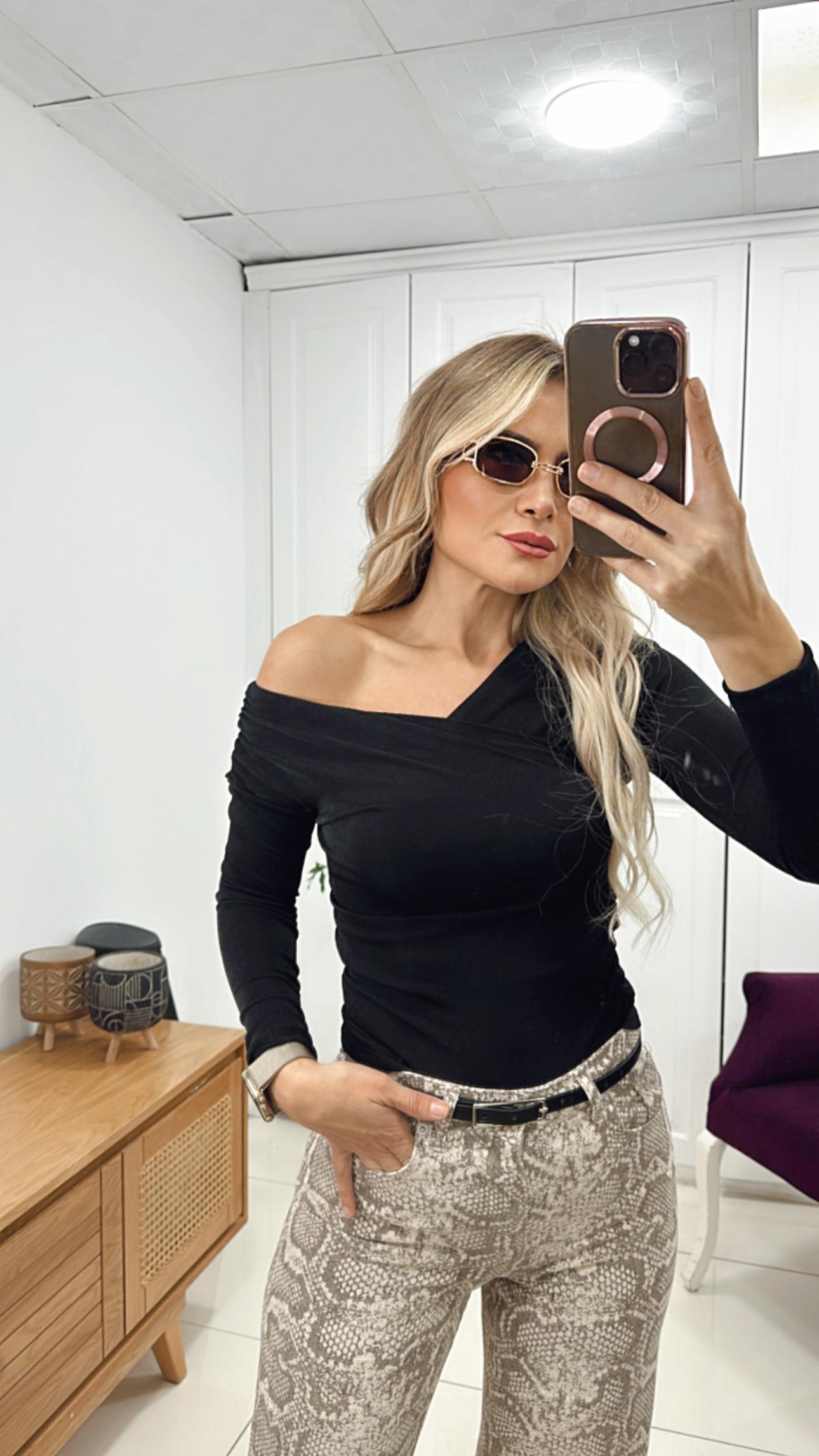 Siyah Omuz Pileli Bluz 