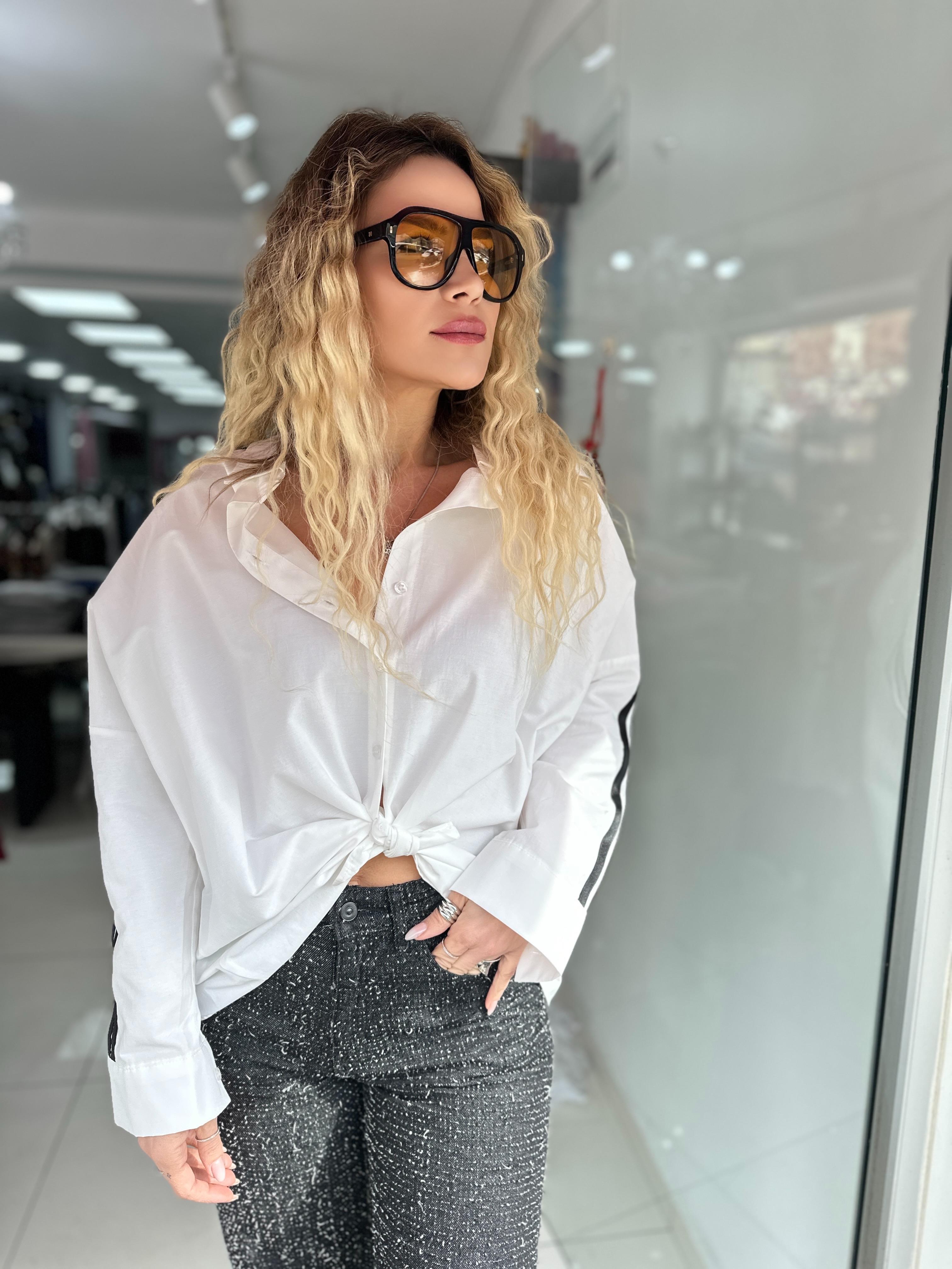 Siyah Omuz  Şeritli Beyaz Gömlek 