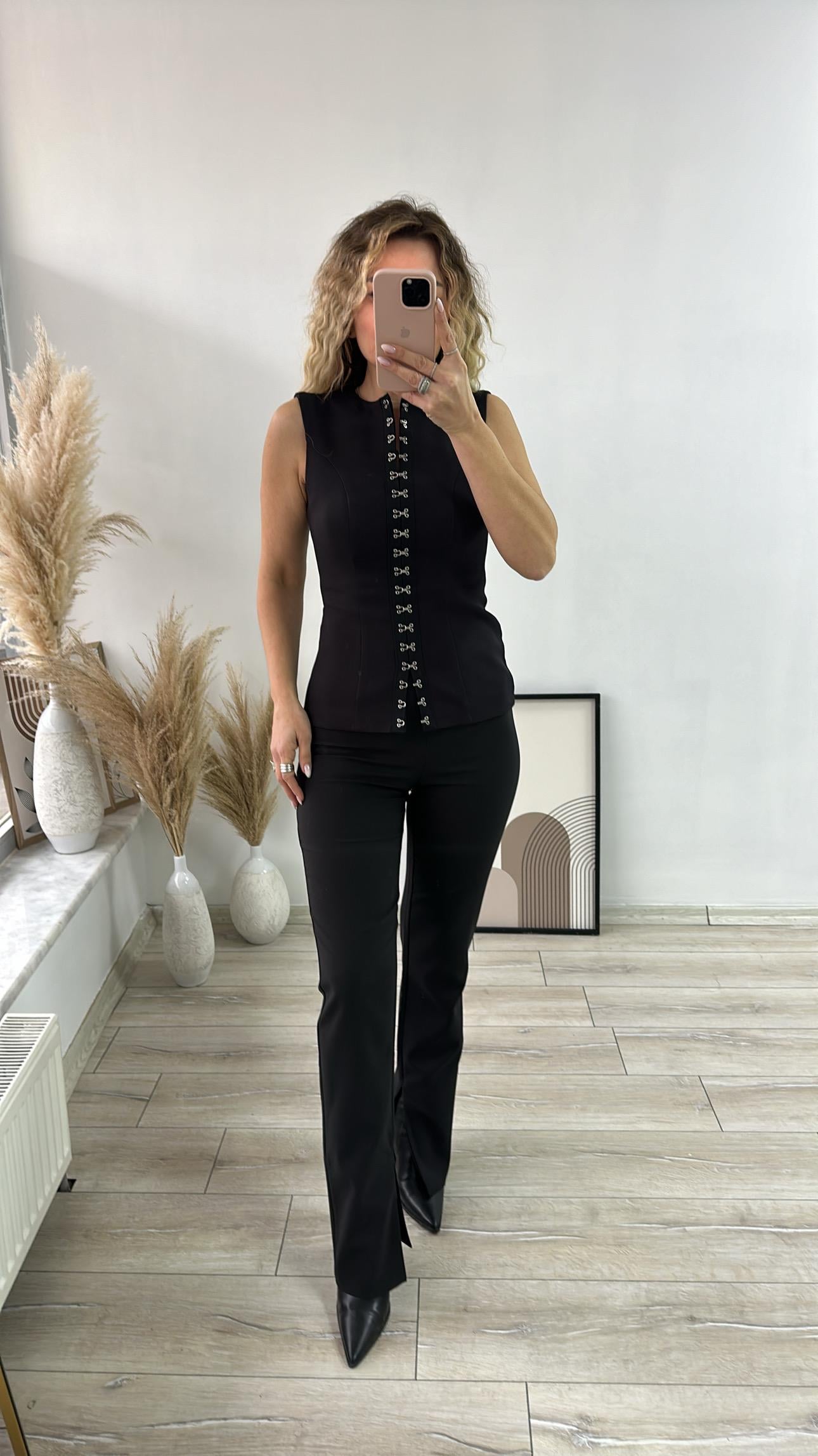 Siyah Paçası Yırtmaçlı Kumaş Pantolon