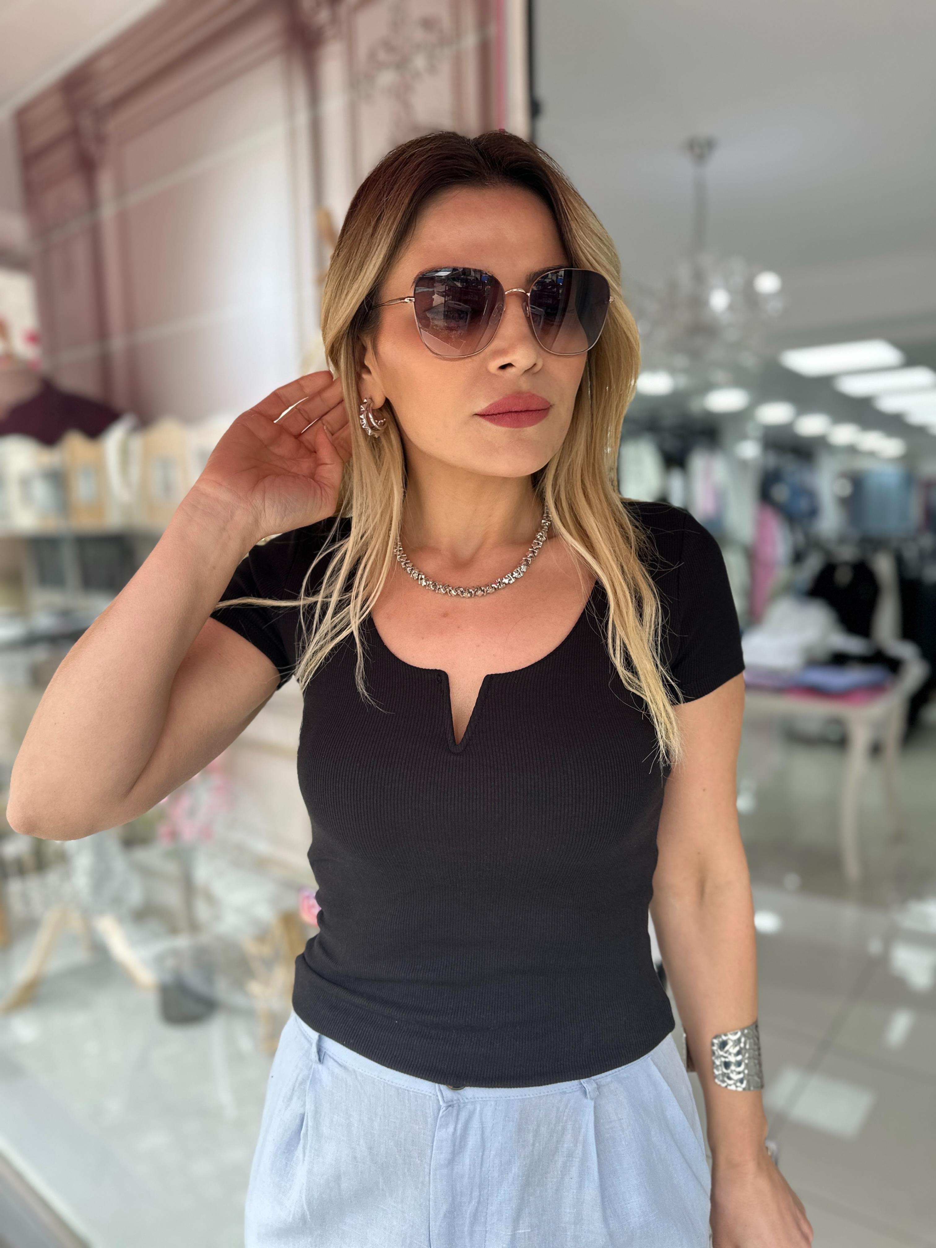 Siyah V Yaka Tşhirt
