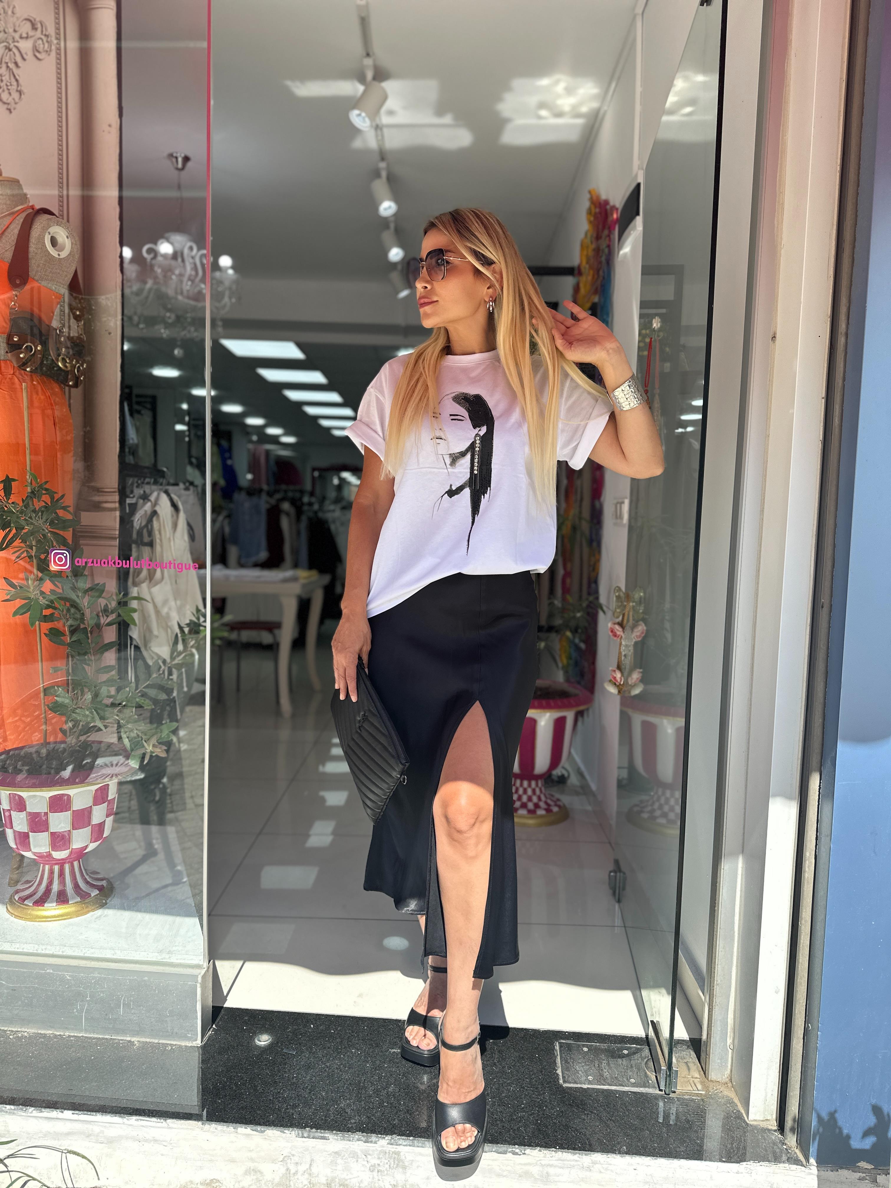 Siyah Yırtmaçlı Saten Verev Etek 