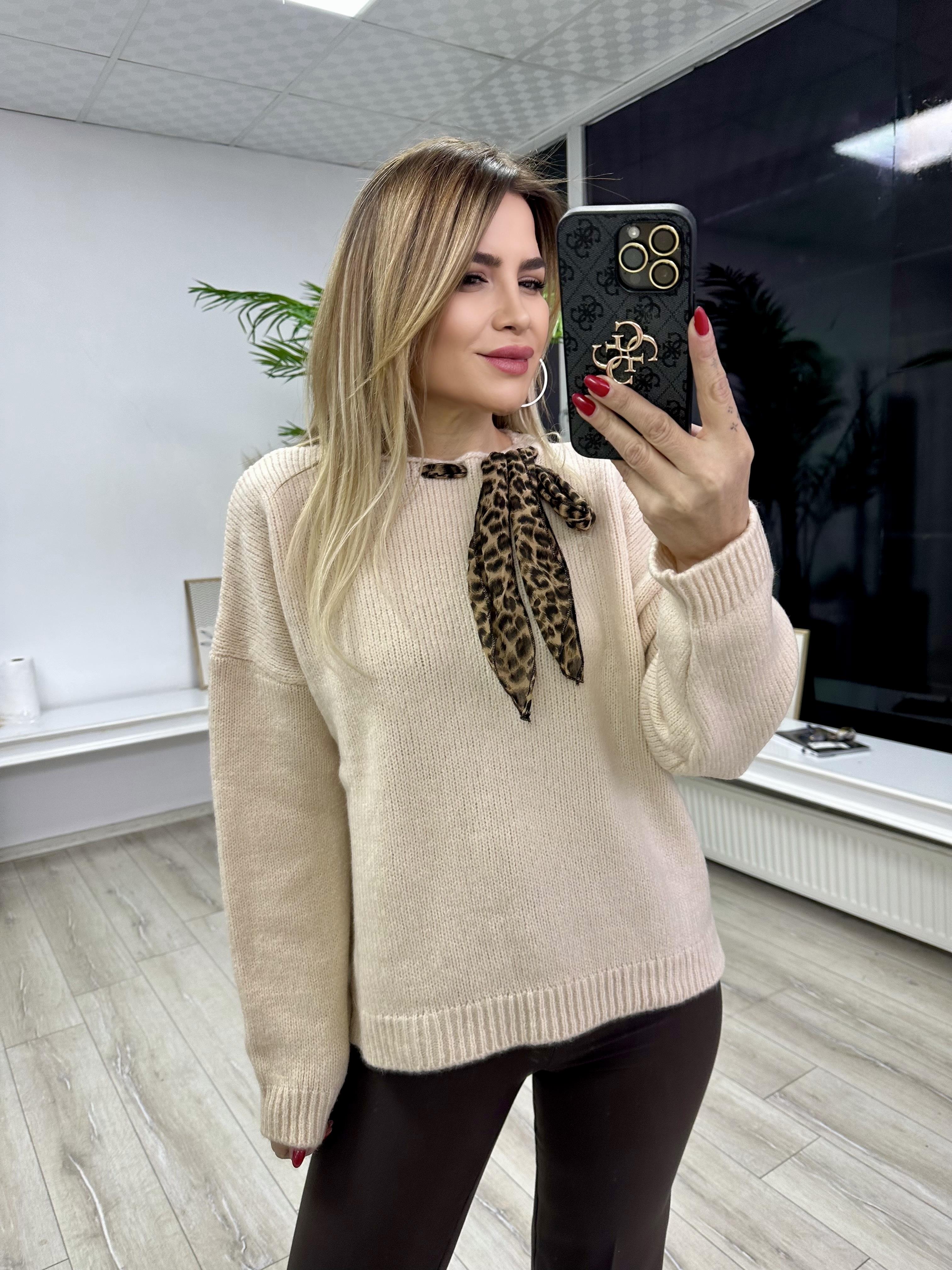 Yakadan Fularlı Kazak 