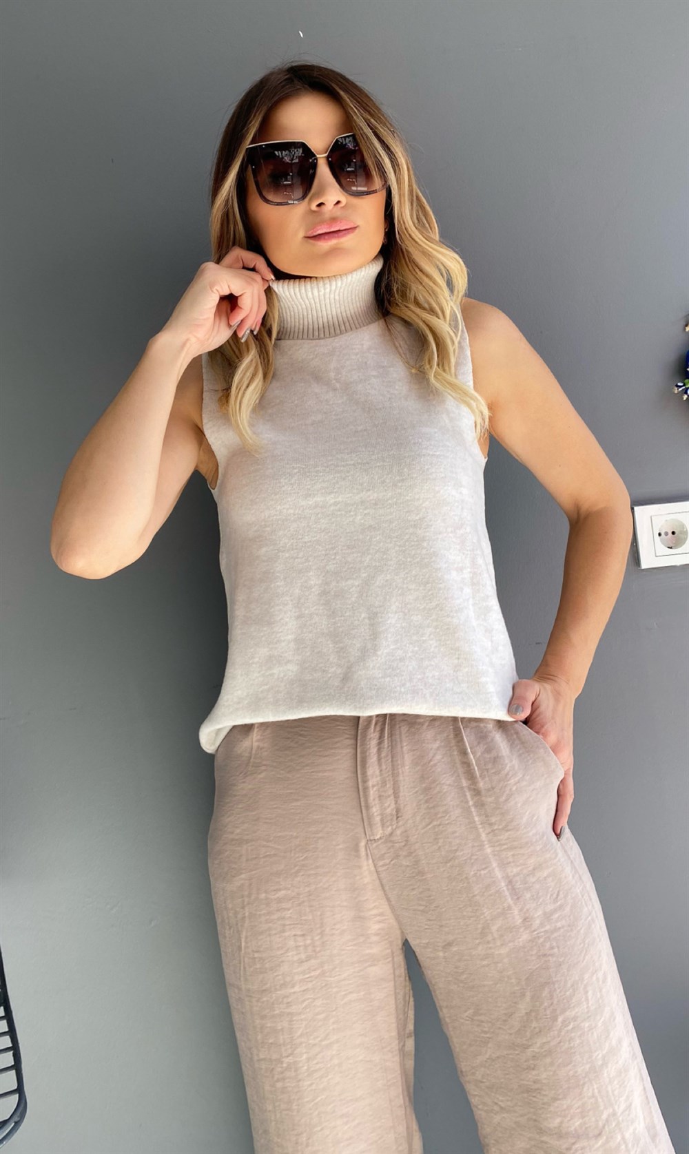 ZR Boğazlı Kolsuz Bej Triko