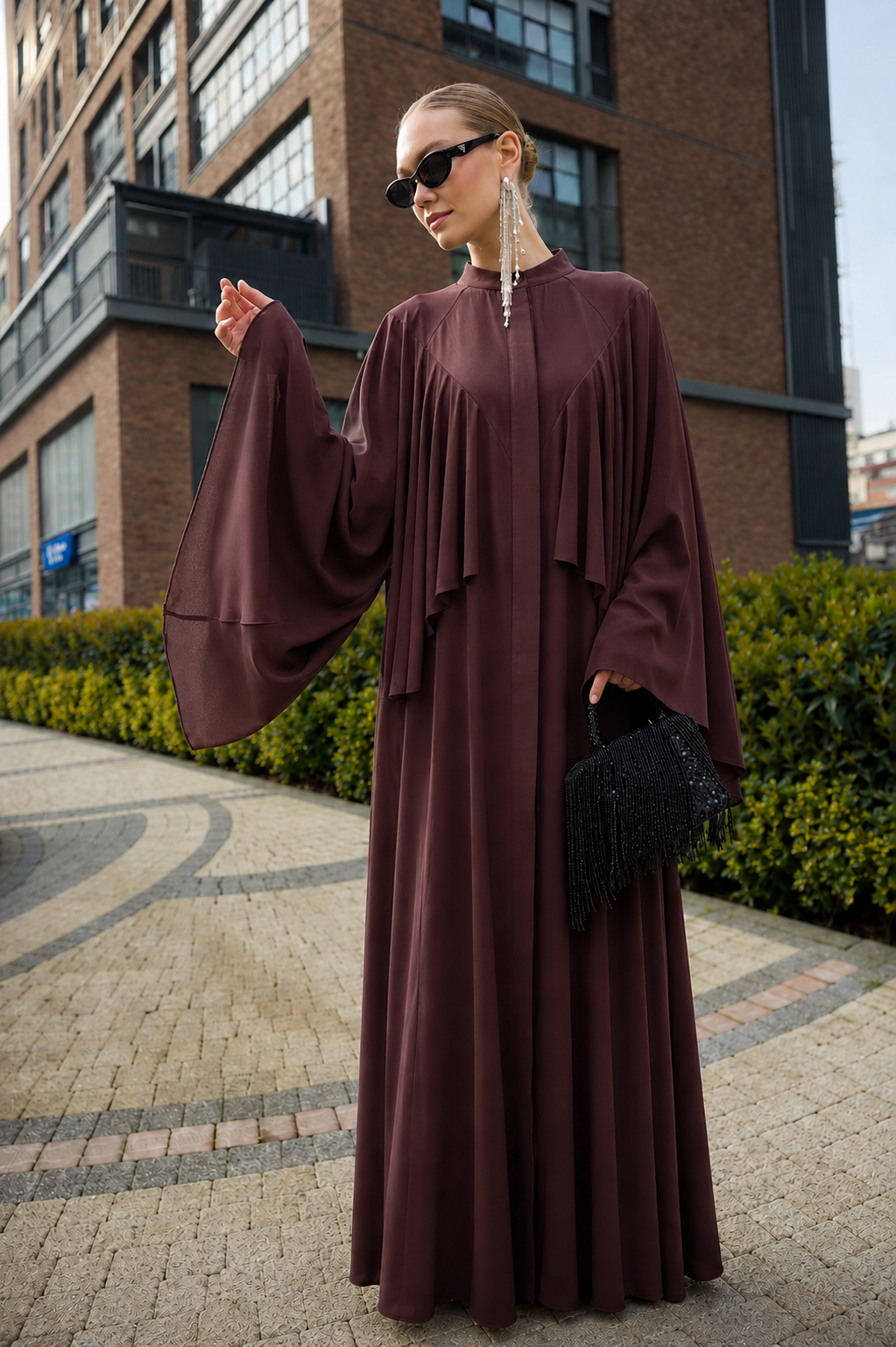 Kahverengi Omuz Pileli Şifon Abaya