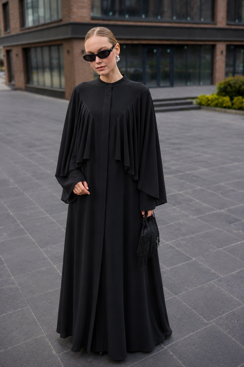 Siyah Omuz Pileli Şifon Abaya