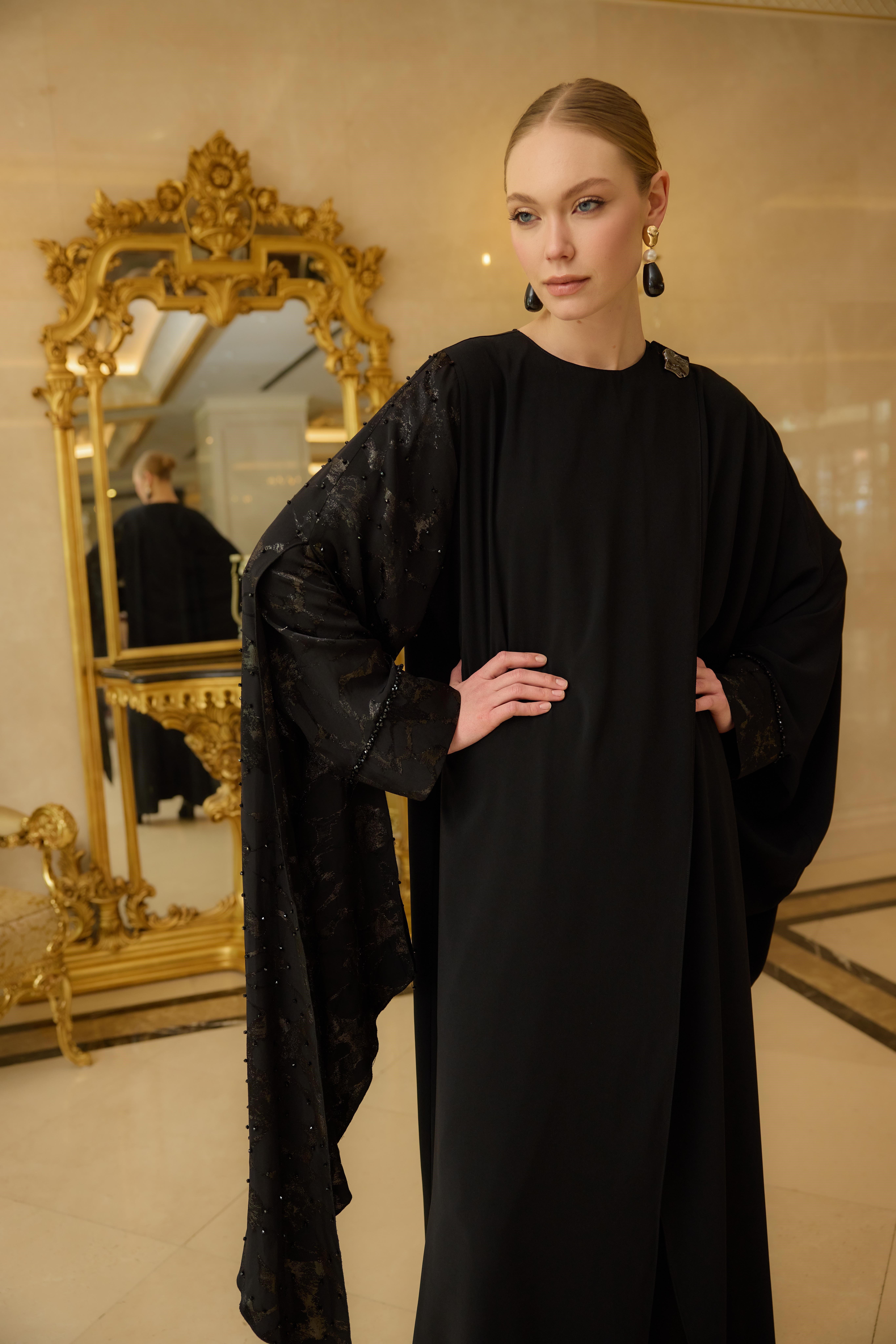 Siyah Omuz Toka Detaylı Abaya