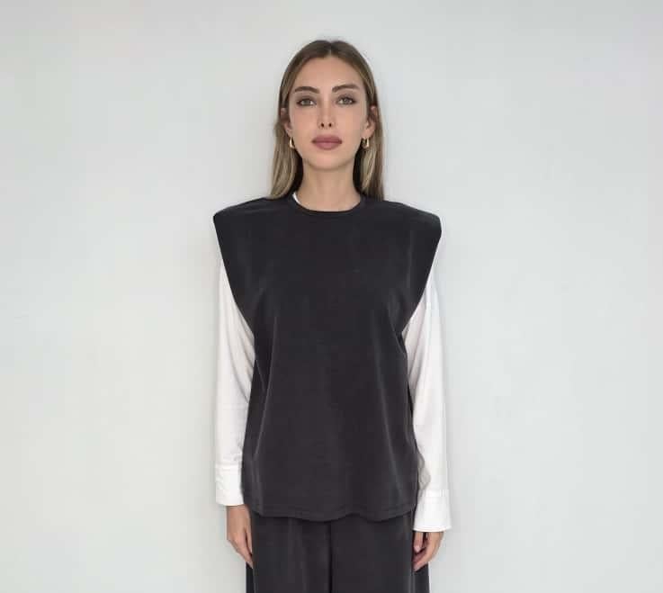 Siyah Vatkalı Sıfır Kol Bluz